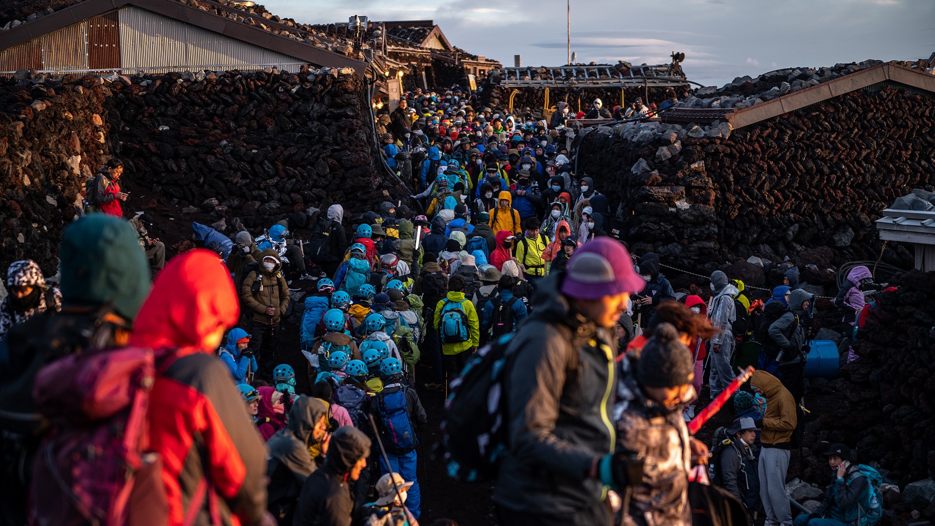 Image for the title: Japan ready to impose crowd control on Mount Fuji 