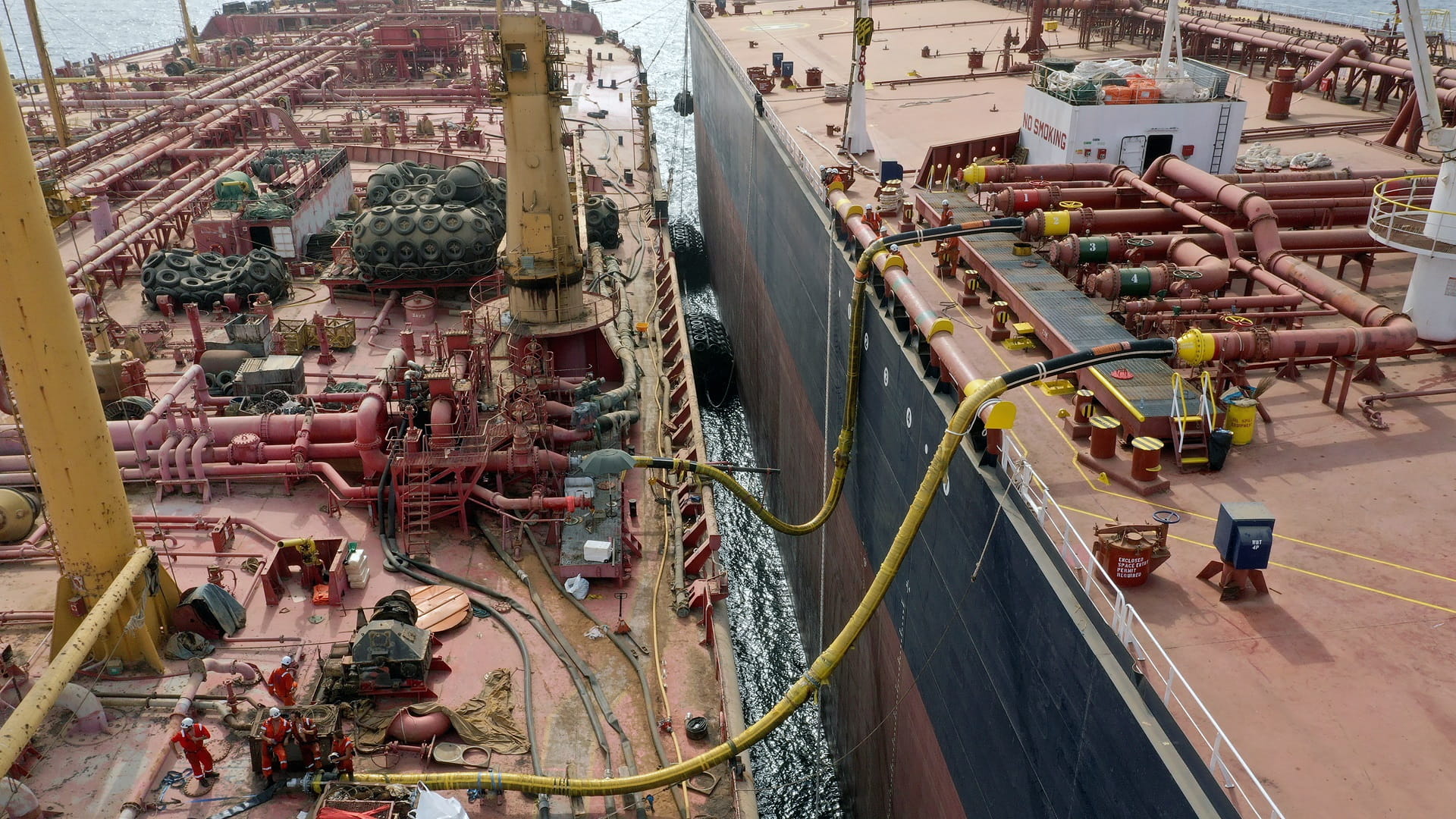 صورة بعنوان: الأمم المتحدة تعلن انتهاء سحب النفط من الناقلة "صافر" قبالة اليمن 