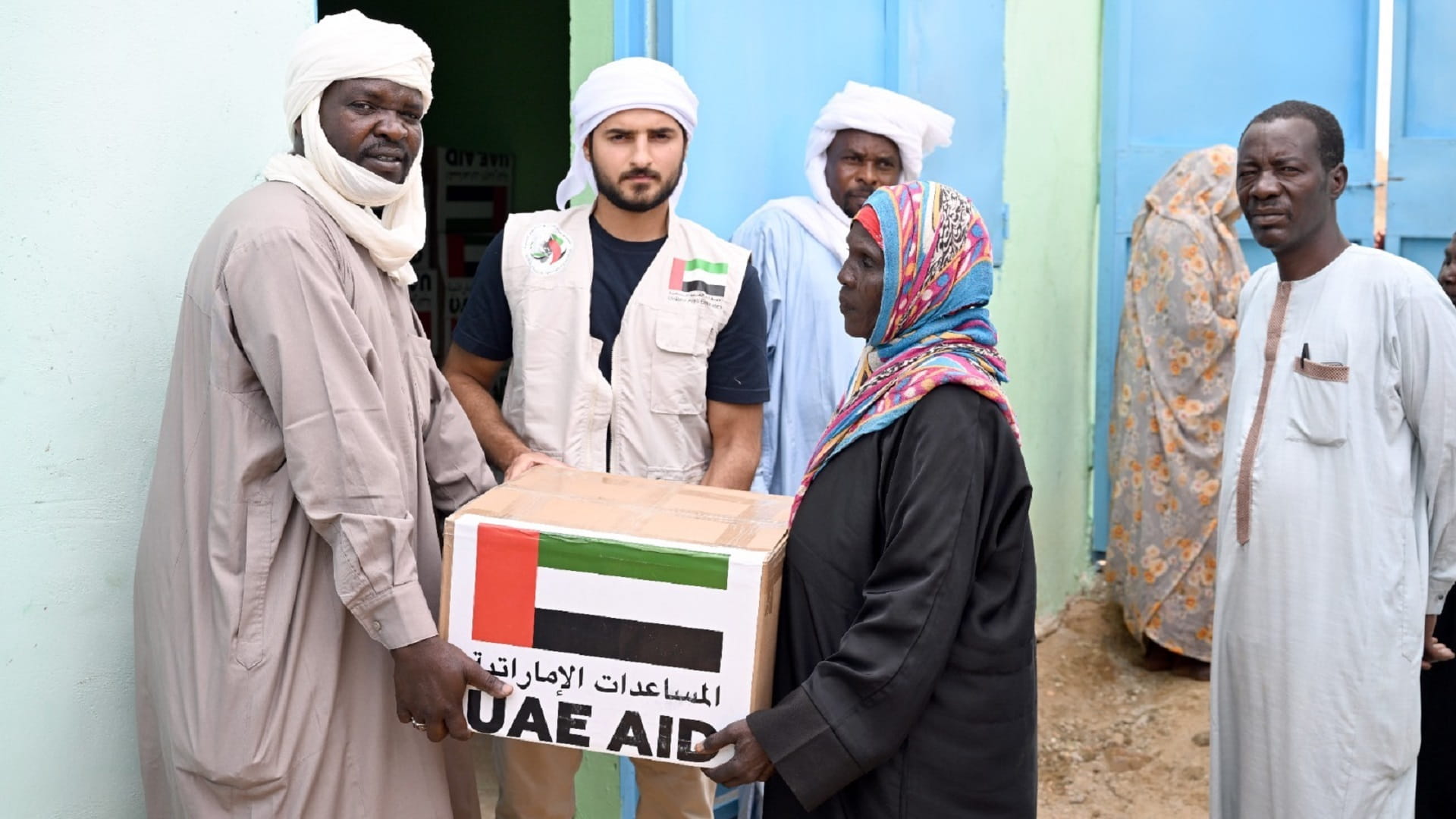 Image for the title: UAE humanitarian team continues food aid distribution in Amdjarass 