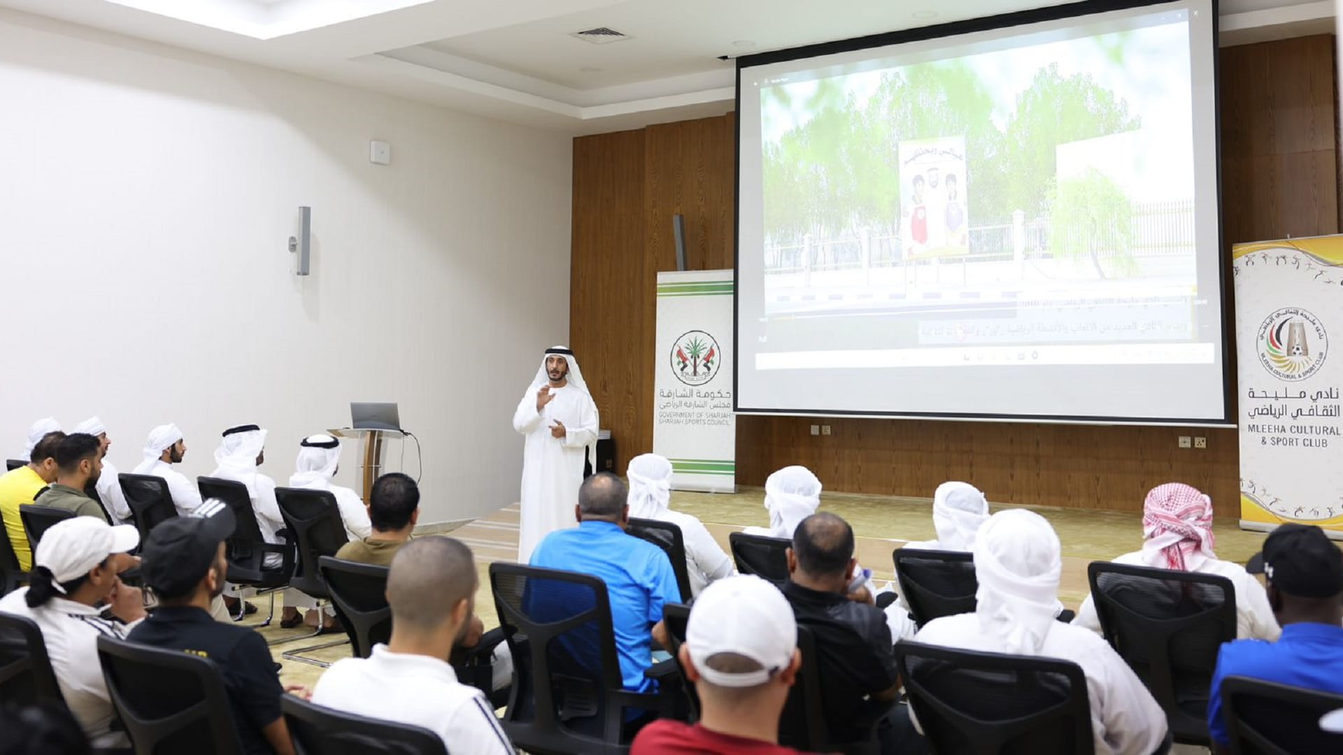 صورة بعنوان: رئيس مجلس إدارة نادي مليحة الرياضي يلتقي الأجهزة الفنية والإدارية 