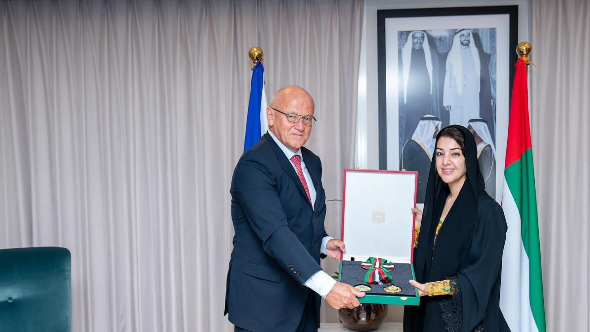 صورة بعنوان: رئيس الدولة يمنح سفير التشيك وسام الاستقلال من الطبقة الأولى 