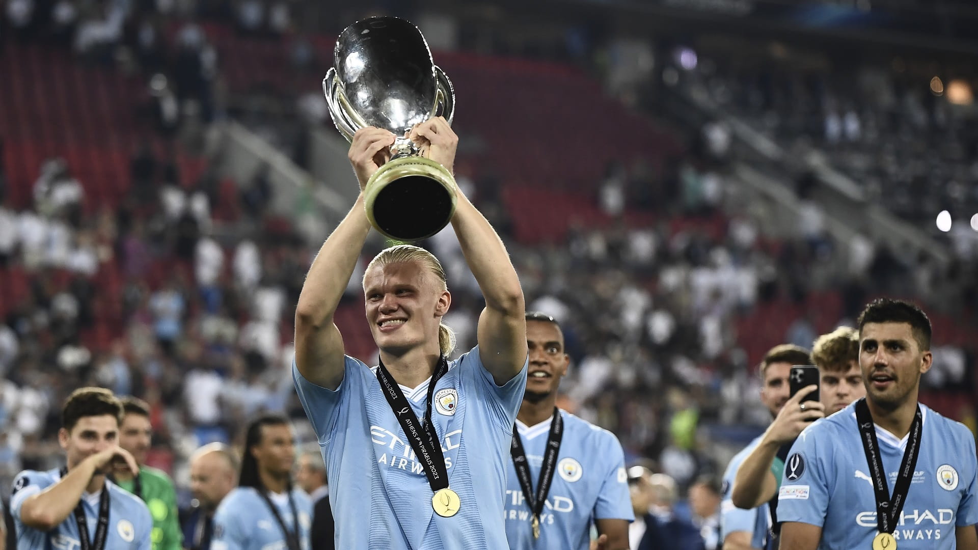 صورة بعنوان: النرويجي هالاند يتوج بجائزة "يويفا" كأفضل لاعب بأوروبا 