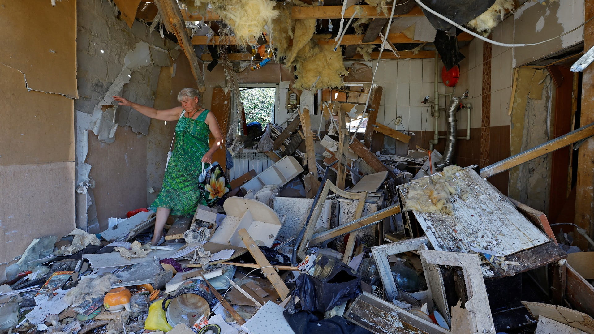 Image for the title: Russian shelling kills 7 in Ukraine's Kherson region 