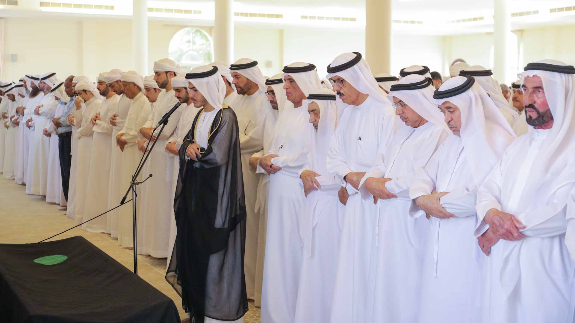 صورة بعنوان: سعود بن صقر يؤدي صلاة الجنازة على جثمان زوجة محمد عبدالكريم الأحمد 