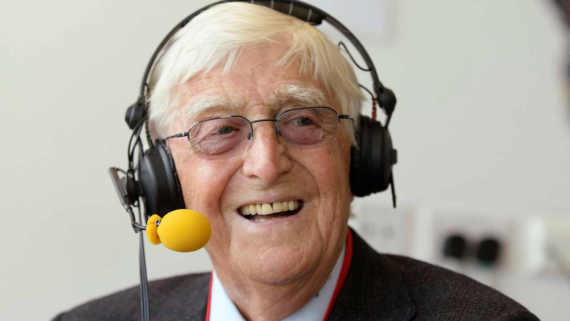 صورة بعنوان: الموت يقطع علاقة المذيع مايكل باركنسون ملك برامج الحوار بالميكرفون 