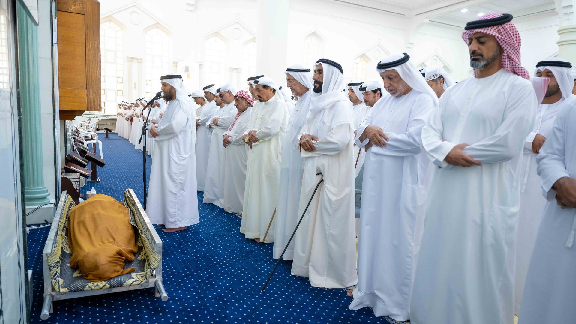صورة بعنوان: حاكما عجمان وأم القيوين يؤديان صلاة الجنازة على جثمان سعود النعيمي 