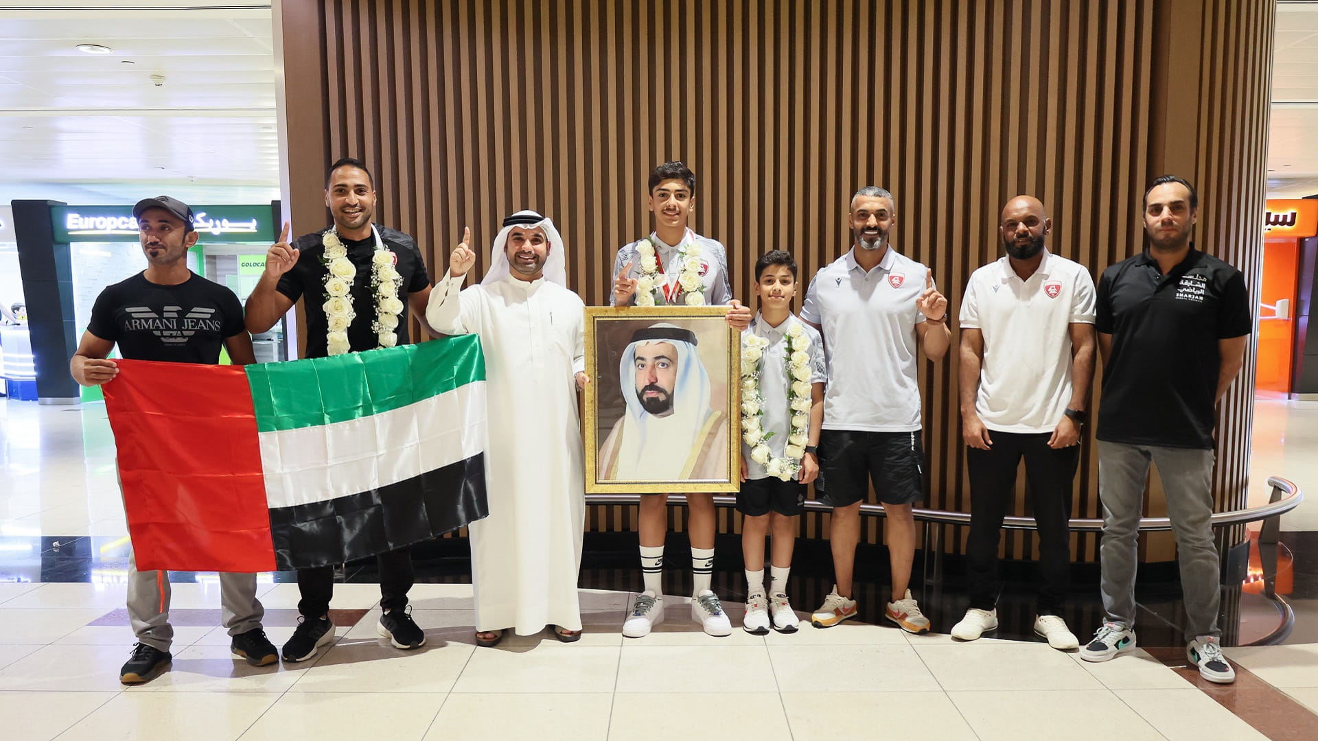 صورة بعنوان: سباح منتخب الإمارات حمد الشحي يحظى باستقبال الأبطال في مطار دبي 