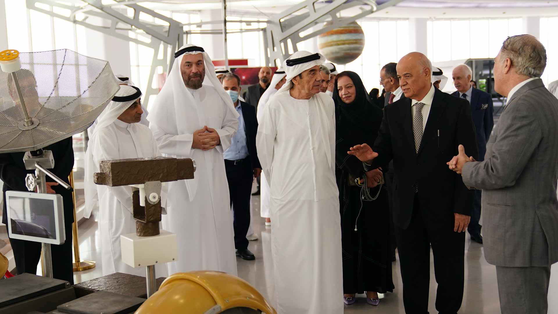 صورة بعنوان: "الشارقة لعلوم الفضاء" تستقبل وفداً من جامعة الإمارات العربية  