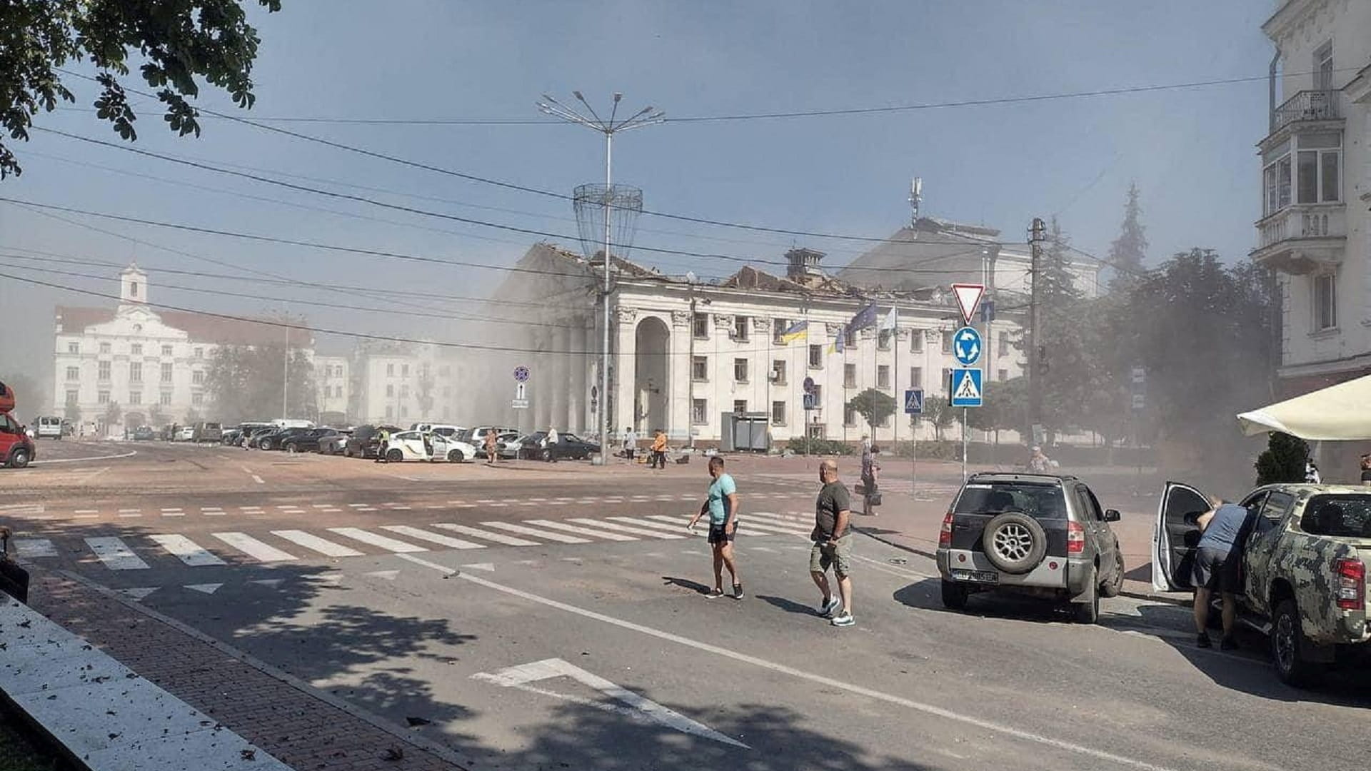 صورة بعنوان: مقتل 7 وإصابة 129 في ضربة صاروخية روسية على تشيرنيهيف بأوكرانيا 