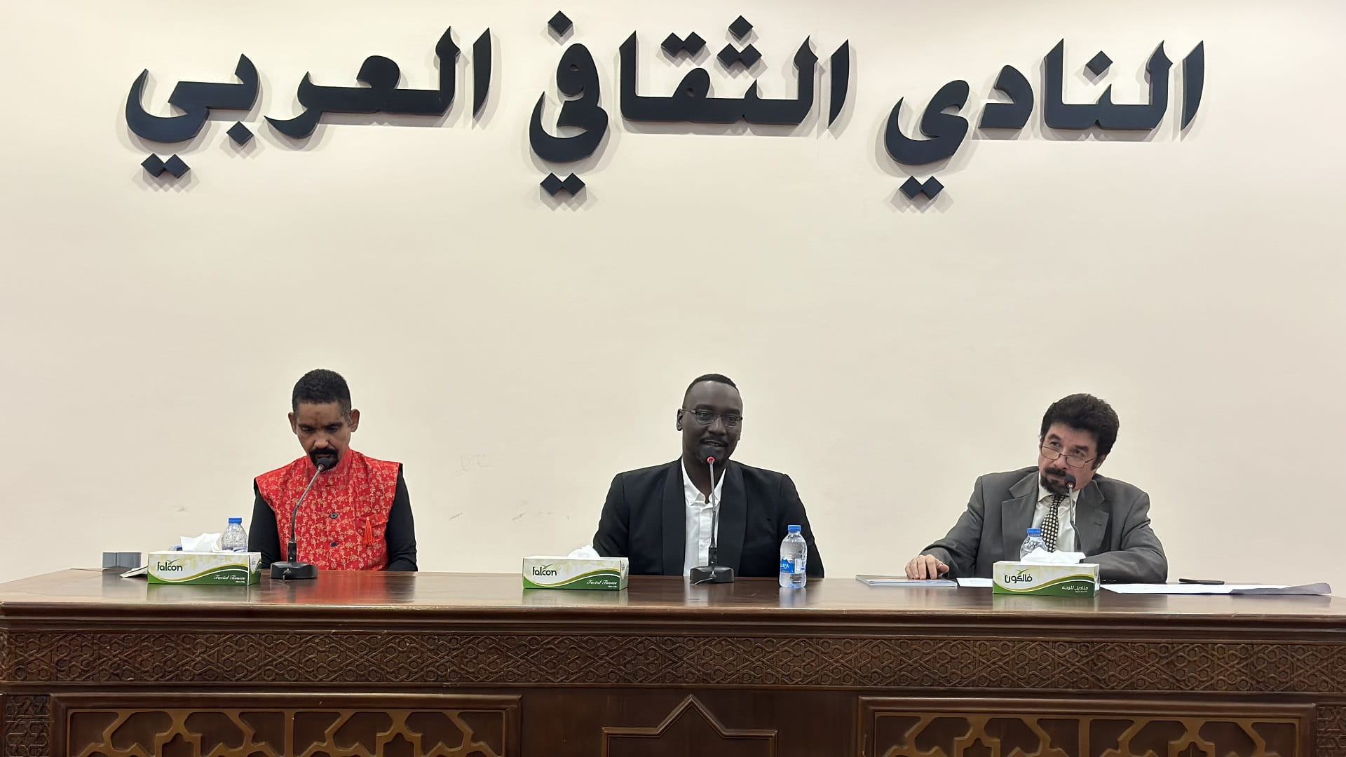 صورة بعنوان: مازن العليوي والجنيد يراقصان الأزهار في النادي الثقافي العربي 