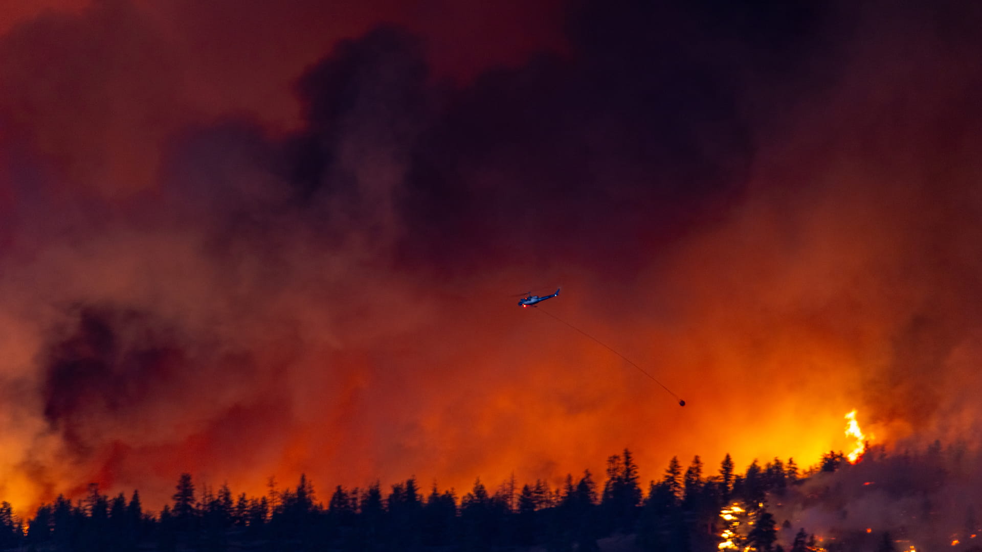 صورة بعنوان: الحرائق ترغم كندا على إخلاء مدينة وإعلان حالة الطوارئ بمقاطعة 