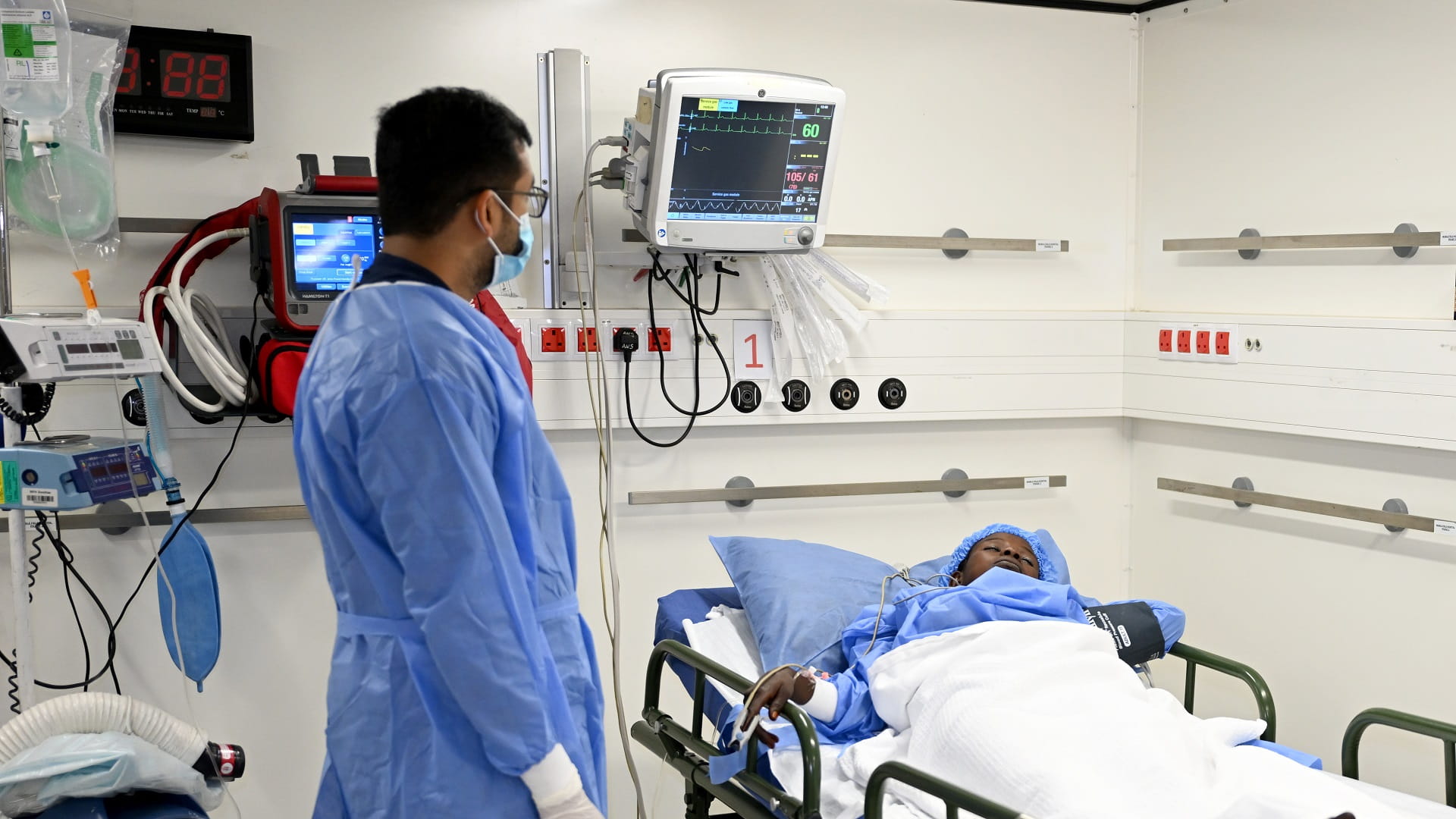 Image for the title: UAE Field Hospital in Chad, a new milestone in UAE giving record 