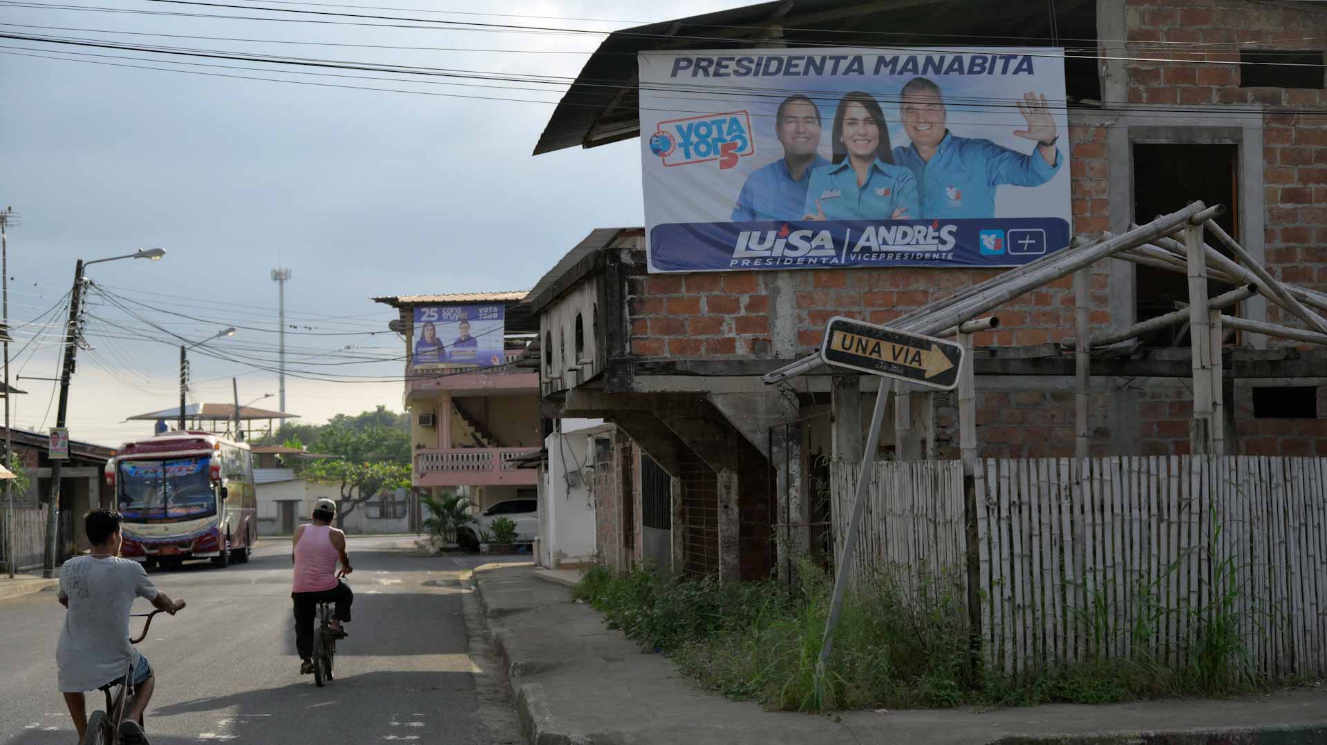صورة بعنوان: باقتراع ملغم باغتيال مرشح...ناخبو الإكوادور يختارون رئيساً جديداً  