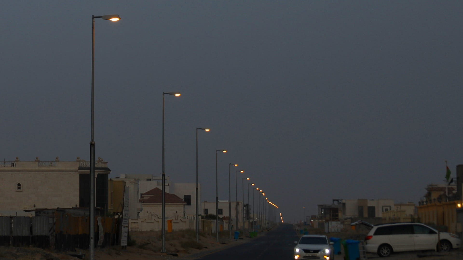 صورة بعنوان: كهرباء الشارقة تنجز تركيب 297 عمود إنارة في المنطقة الوسطى 