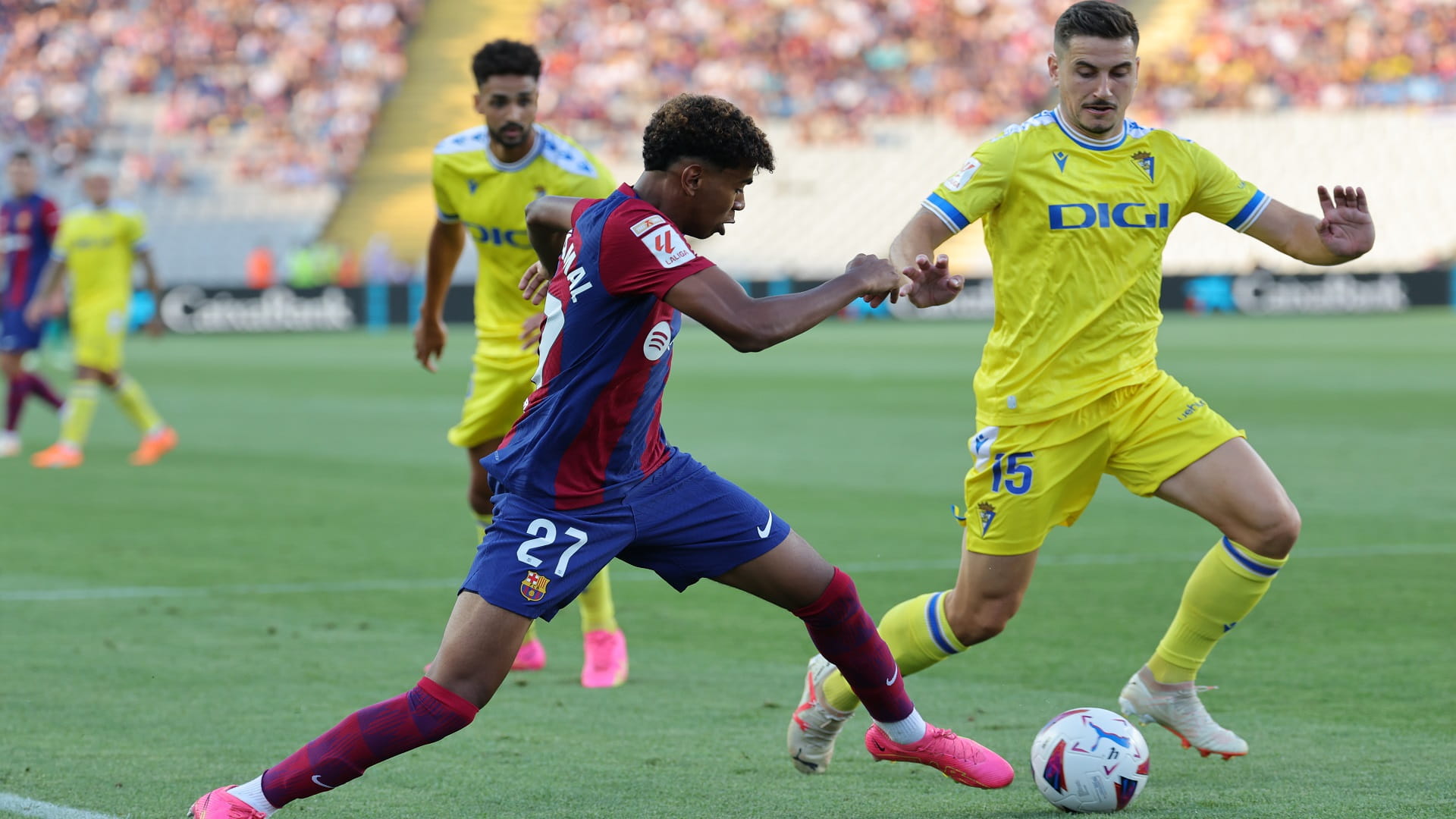 صورة بعنوان: برشلونة يتخطى قادش في الدوري الإسباني لكرة القدم 