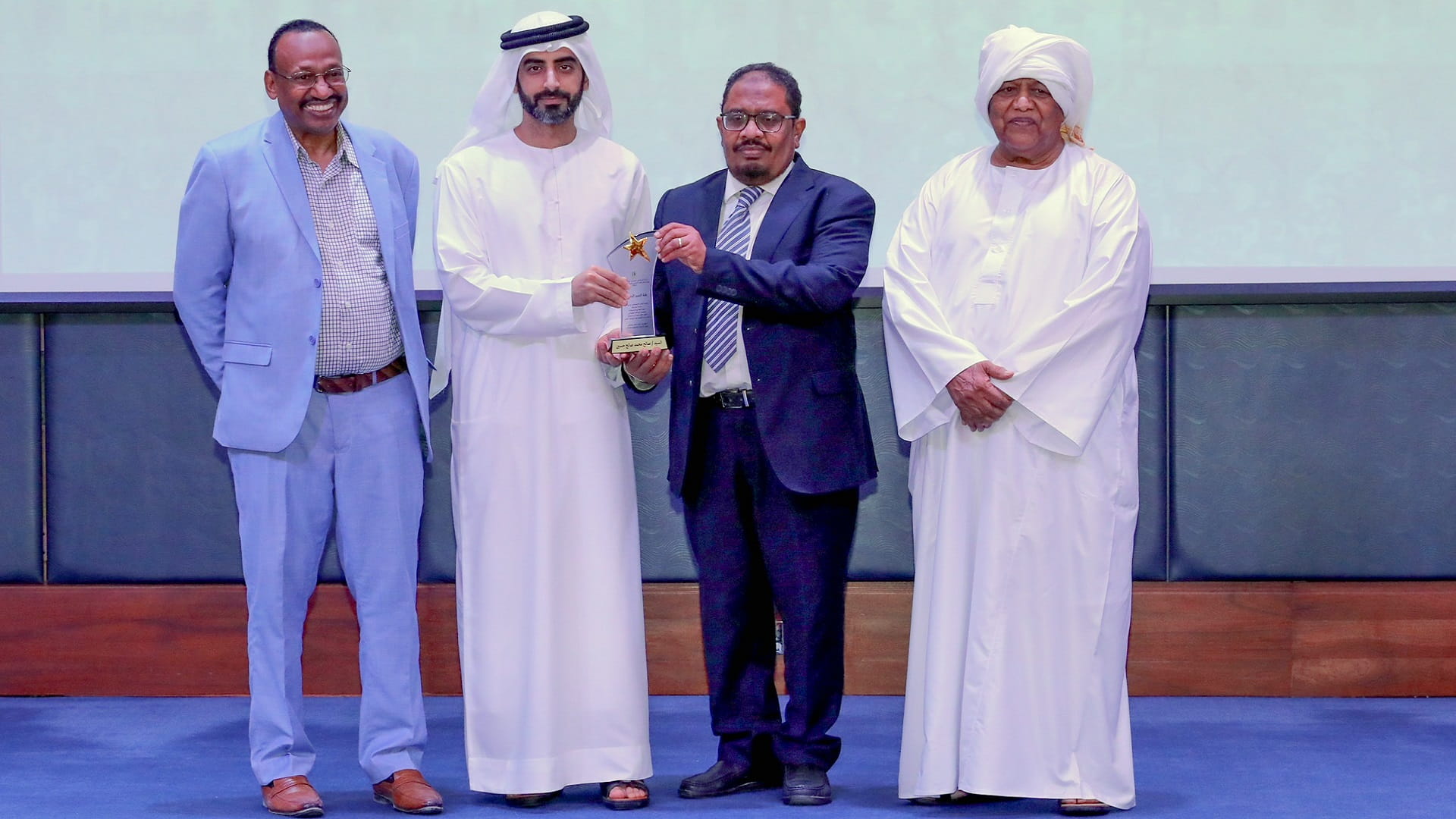 صورة بعنوان: سالم القاسمي يشهد الحفل السنوي للمركز الاجتماعي السوداني بالشارقة 