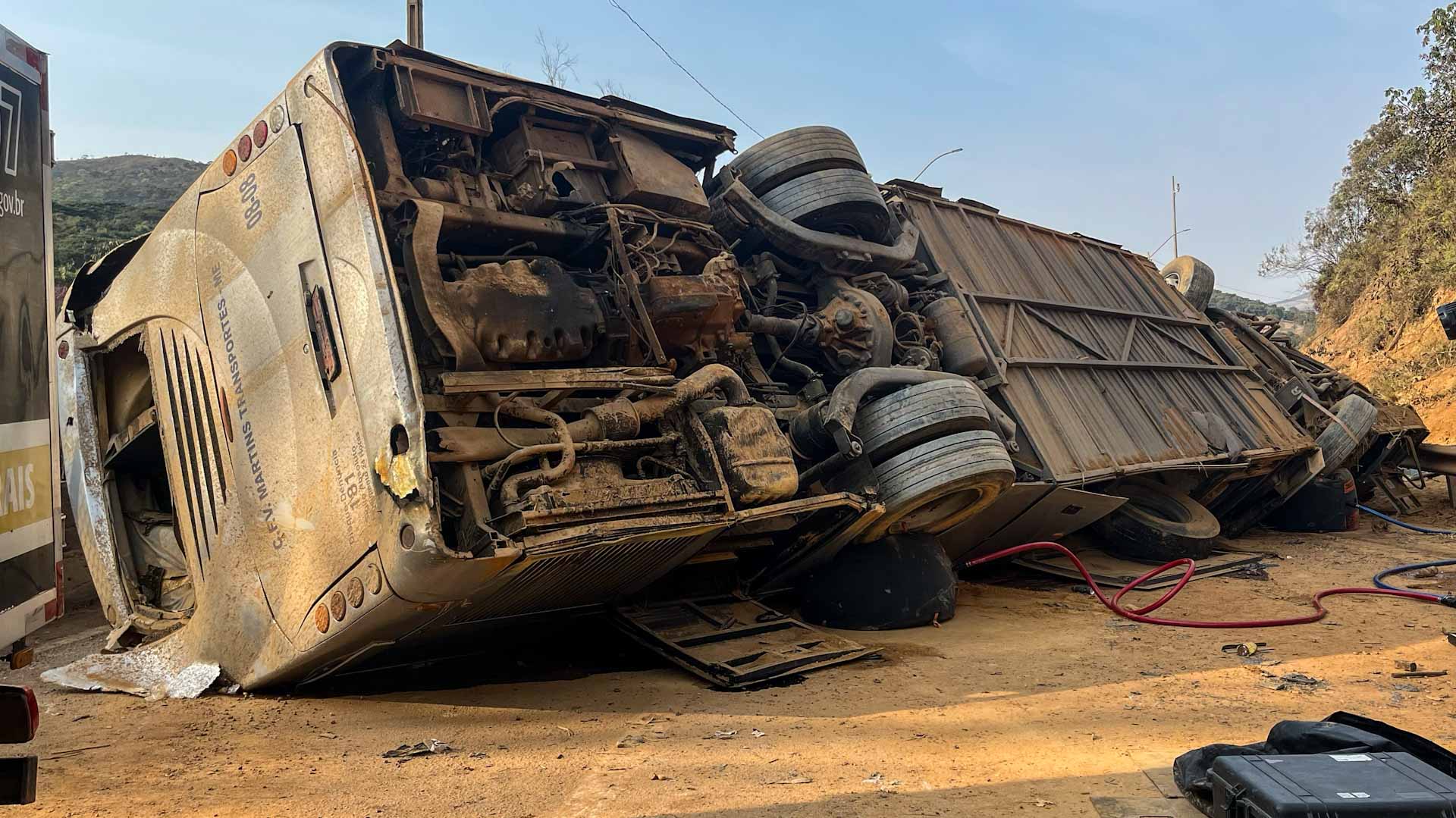 صورة بعنوان: انقلاب حافلة بالبرازيل يقتل7 من مشجعي كرة قدم ويصيب العشرات بجروح 