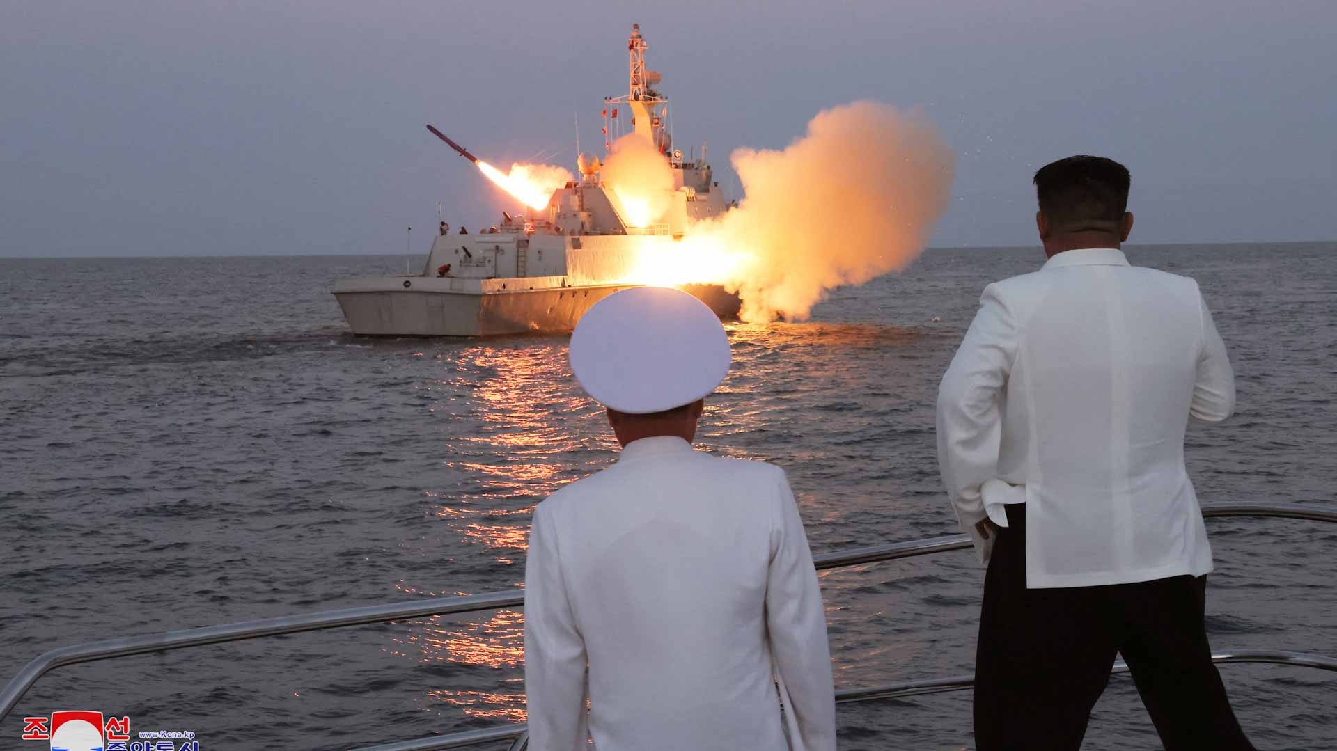 صورة بعنوان: في رد على جارته...كيم أون يشرف على اختبار صواريخ كروز استراتيجية 