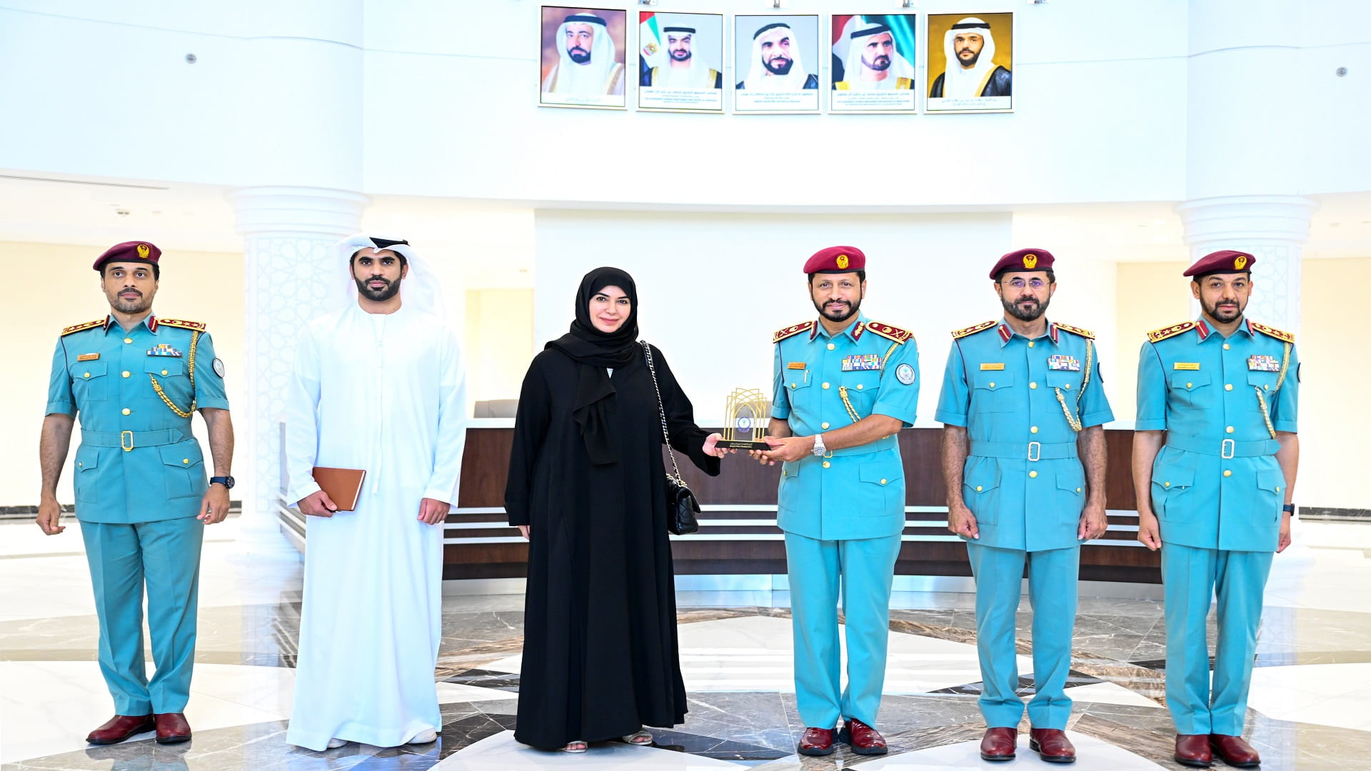 صورة بعنوان: اللواء الشامسي يستقبل وفداً من هيئة البيئة والمحميات الطبيعية 