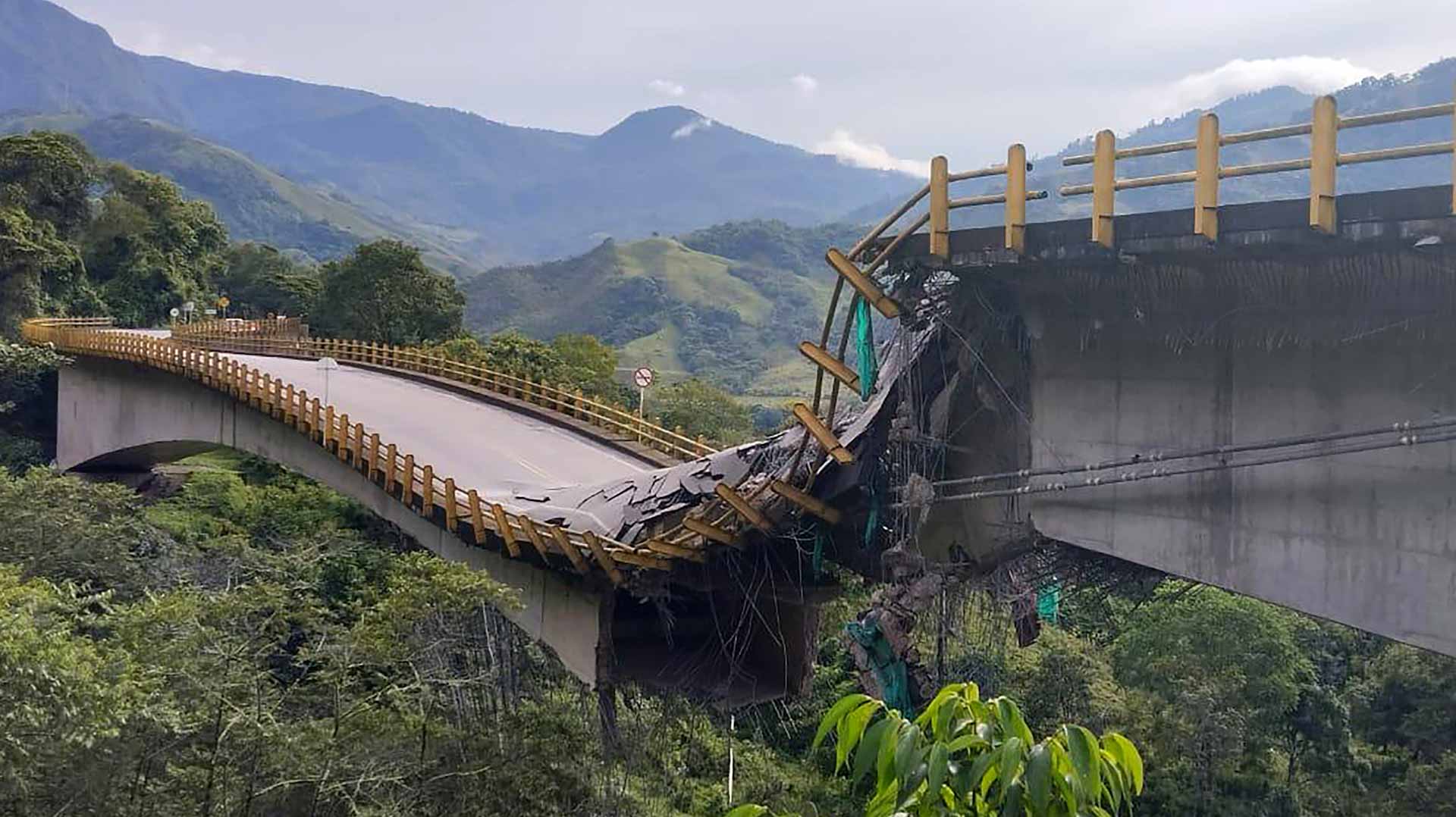 صورة بعنوان: في الهند...انهيار جسر تحت الإنشاء يضع حداً لحياة 17 عاملاً  