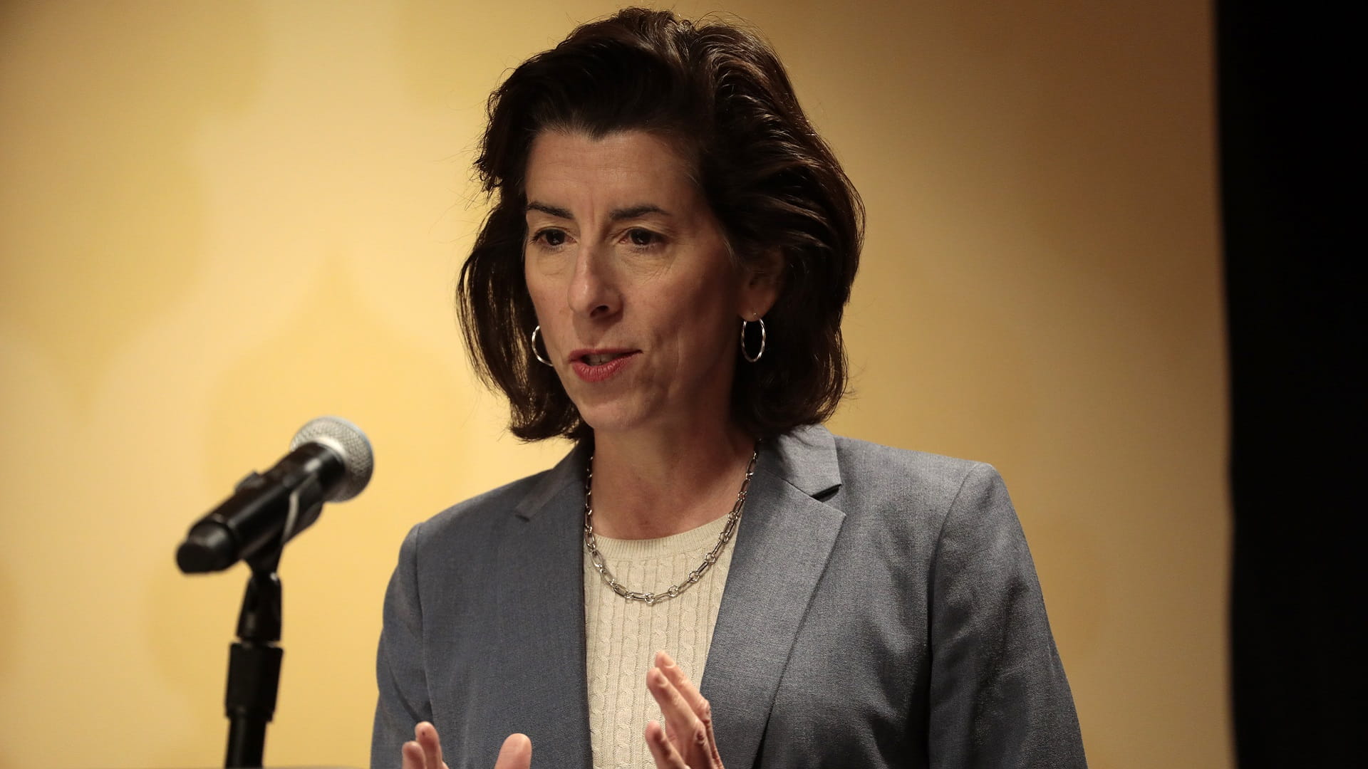 Image for the title: US commerce secretary to visit China next week for talks 