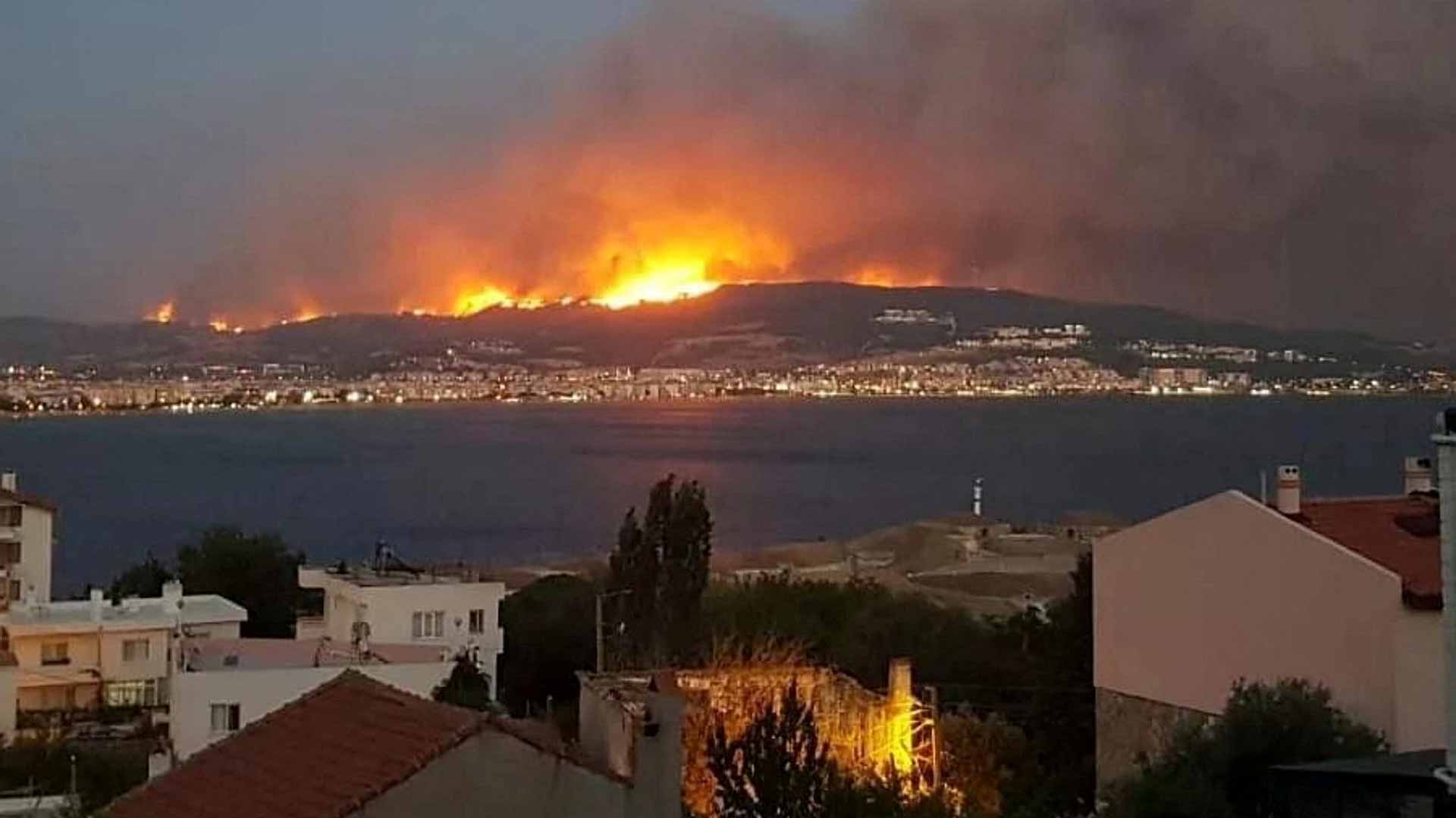 صورة بعنوان: بعد توقفها جراء حرائق...حركة الملاحة تُستأنف جزئياً بمضيق الدردنيل 