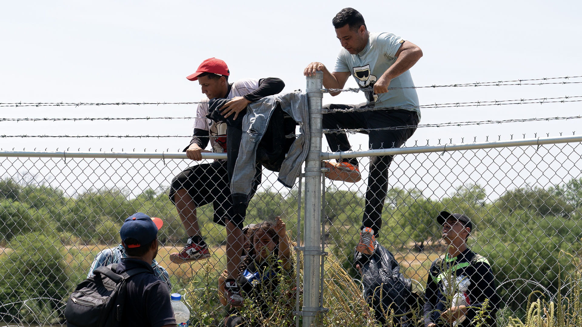 صورة بعنوان: رحلة المهاجرين محفوفة بالمخاطر...وحلم أميركا ملغم بأسلاك شائكة 