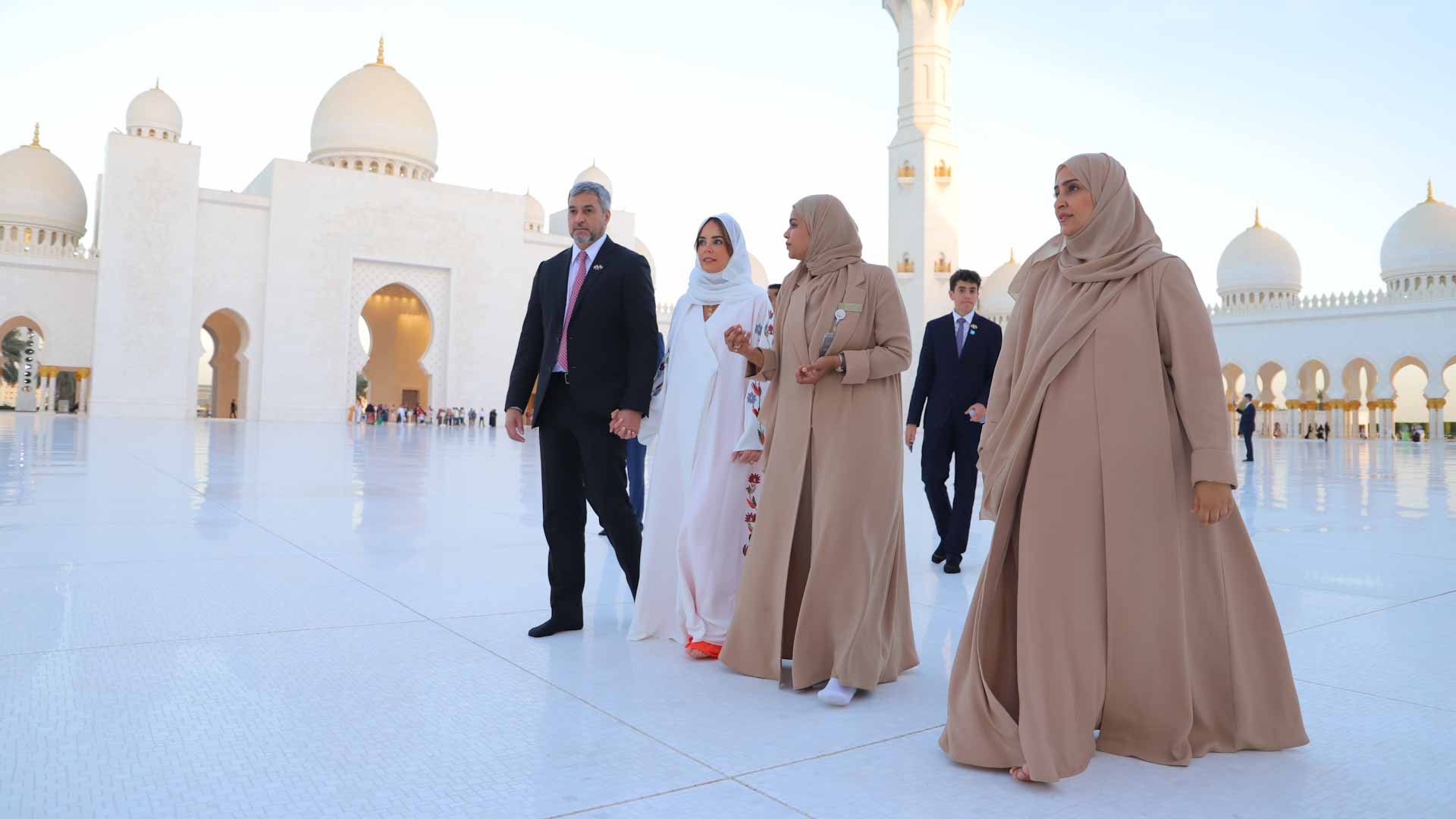 صورة بعنوان: مركز جامع الشيخ زايد الكبير يحتفي بـ "يوم المرأة الإماراتية"  