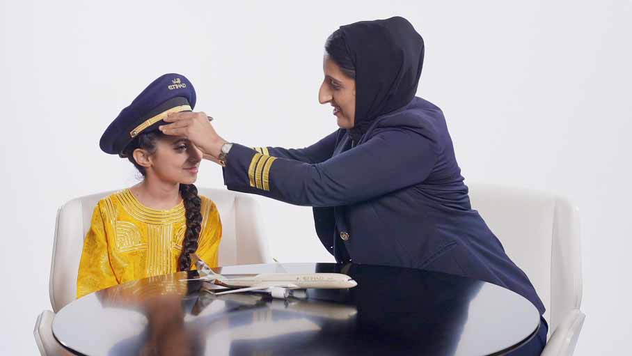 صورة بعنوان: الإماراتيات يشكلن 50% من الكوادر الوطنية في "الاتحاد للطيران" 