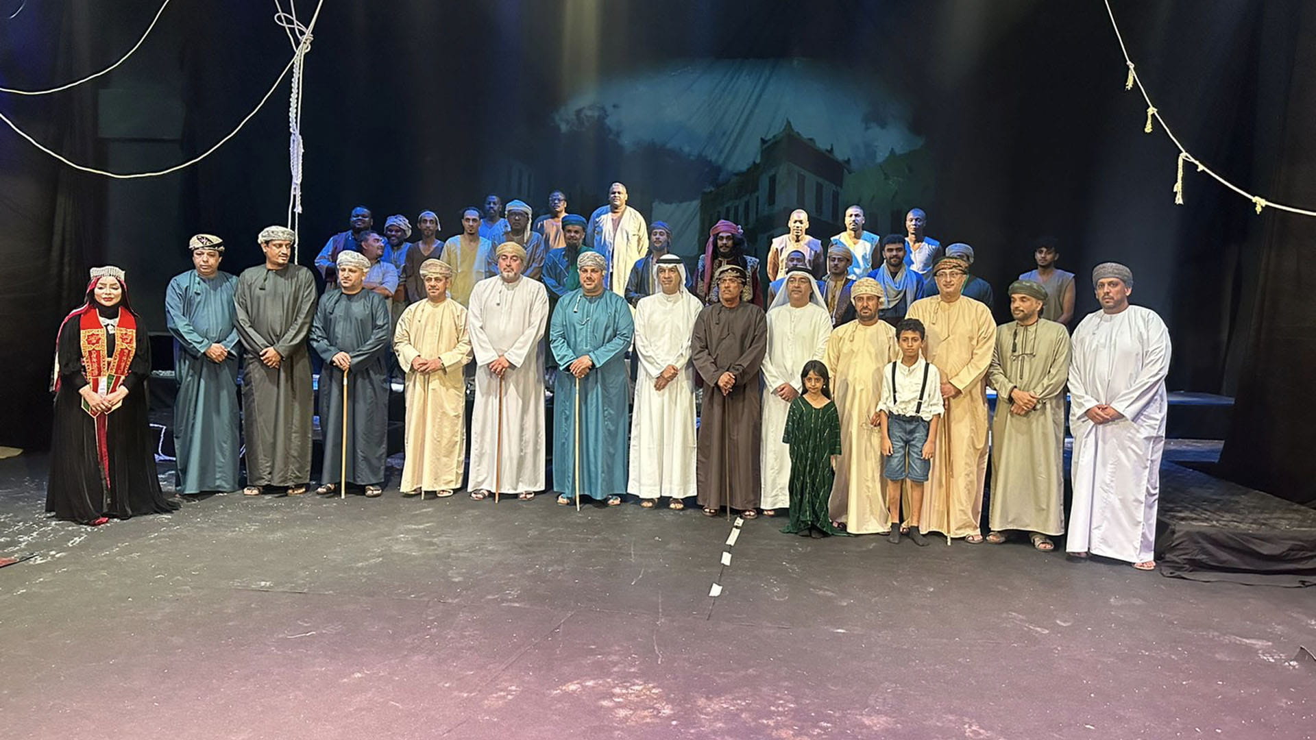 صورة بعنوان: رواية "الشيخ الأبيض" لسلطان القاسمي في عرض مسرحي عماني  