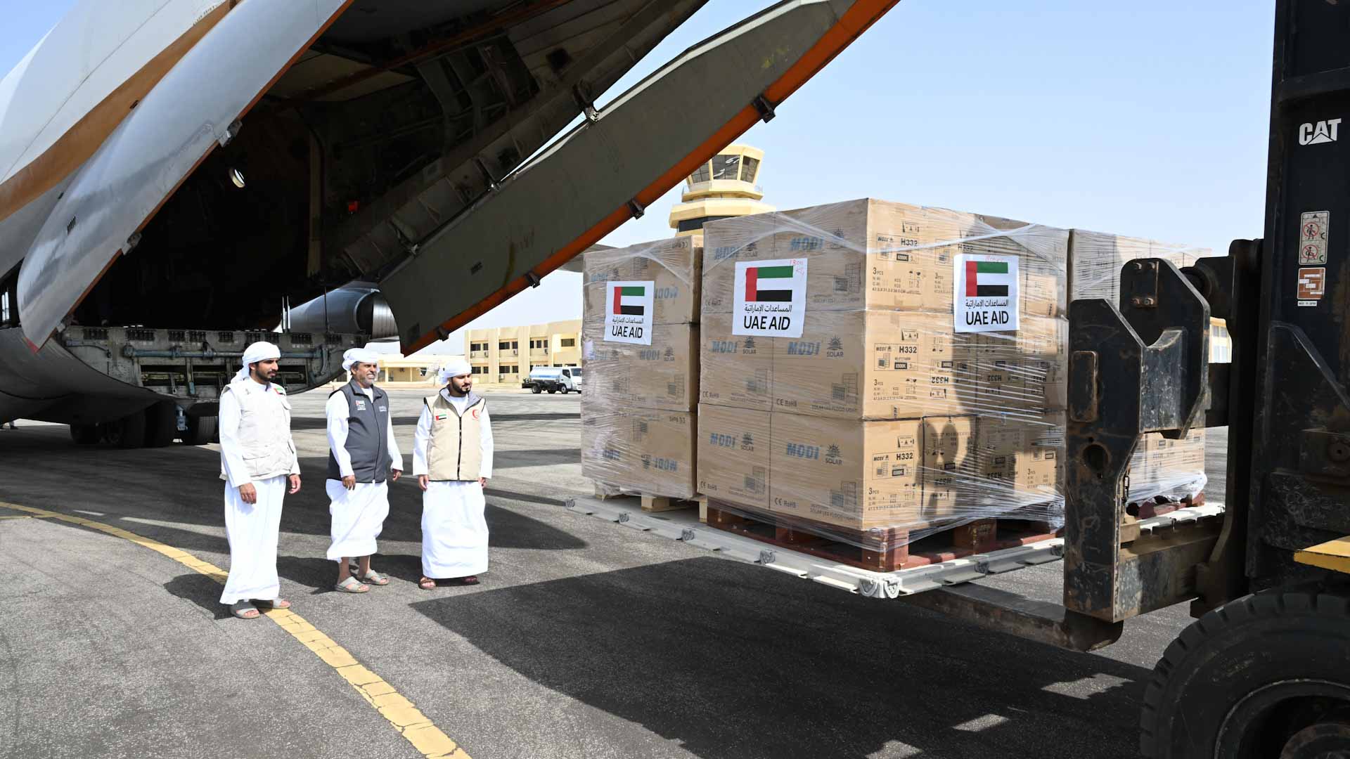 صورة بعنوان: طائرة مساعدات إماراتية تصل إلى أمدجراس التشادية 