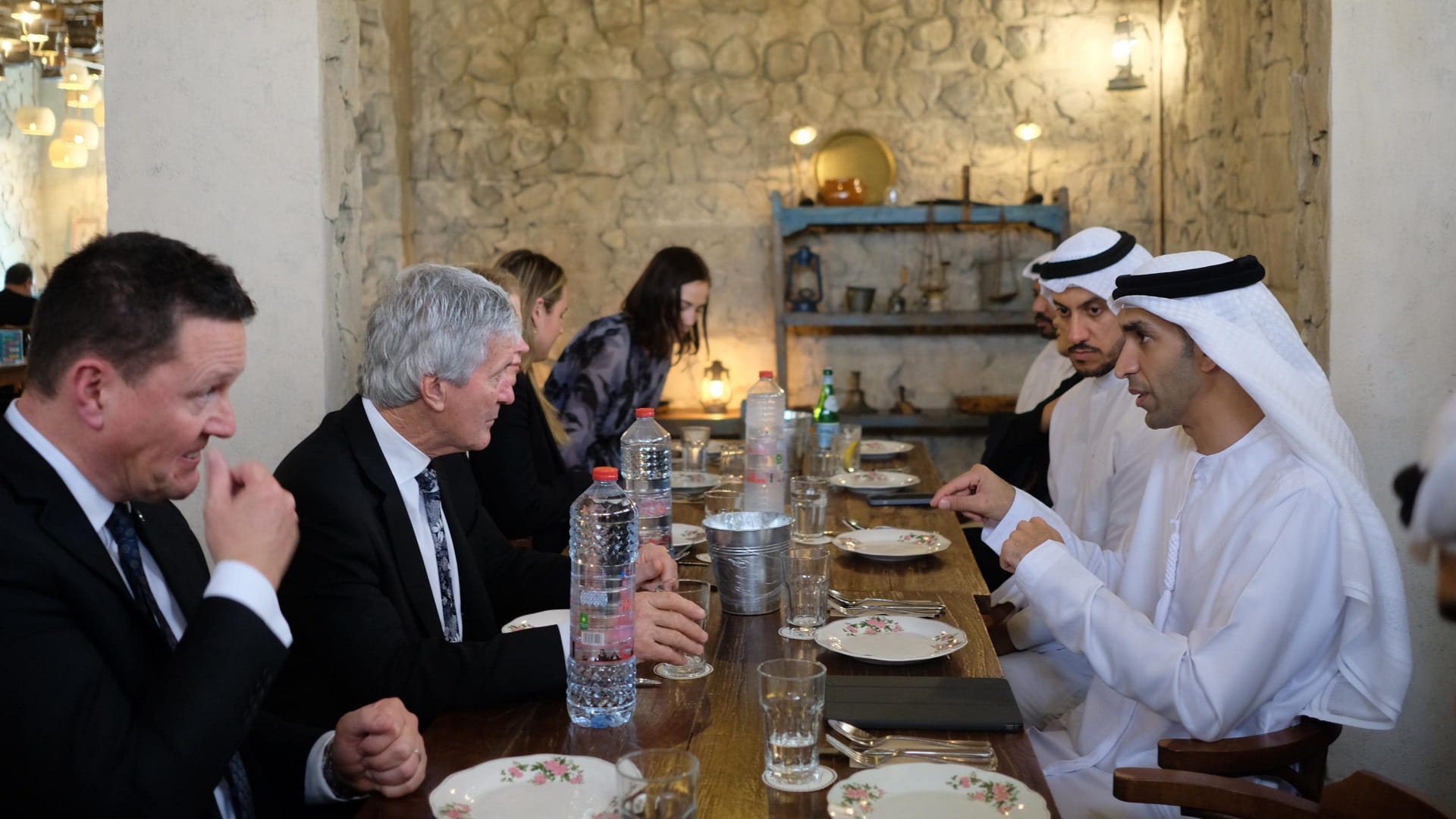صورة بعنوان: ثاني الزيودي يبحث التعاون الاقتصادي مع وزير التجارة النيوزيلندي 