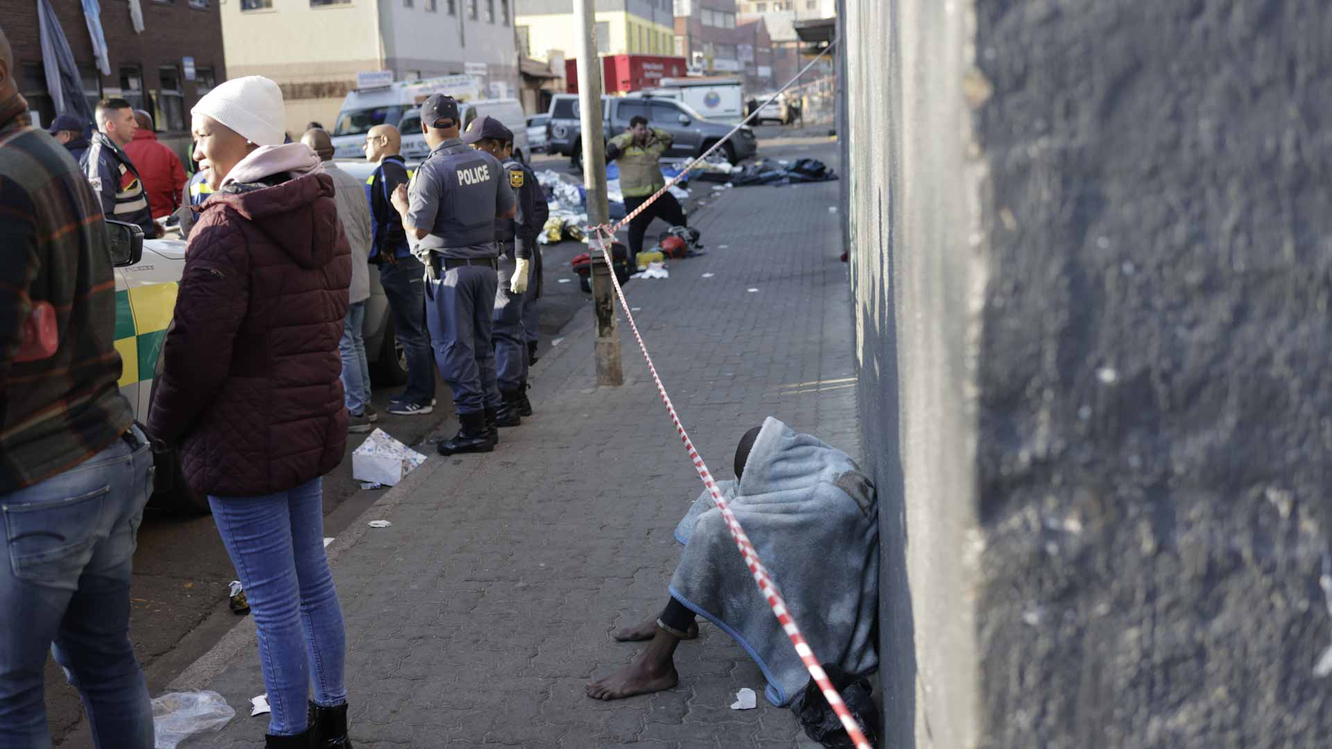 صورة بعنوان: بأرقام متزايدة...حصيلة قتلى حريق جوهانسبرغ ترتفع إلى 63 شخصاً 