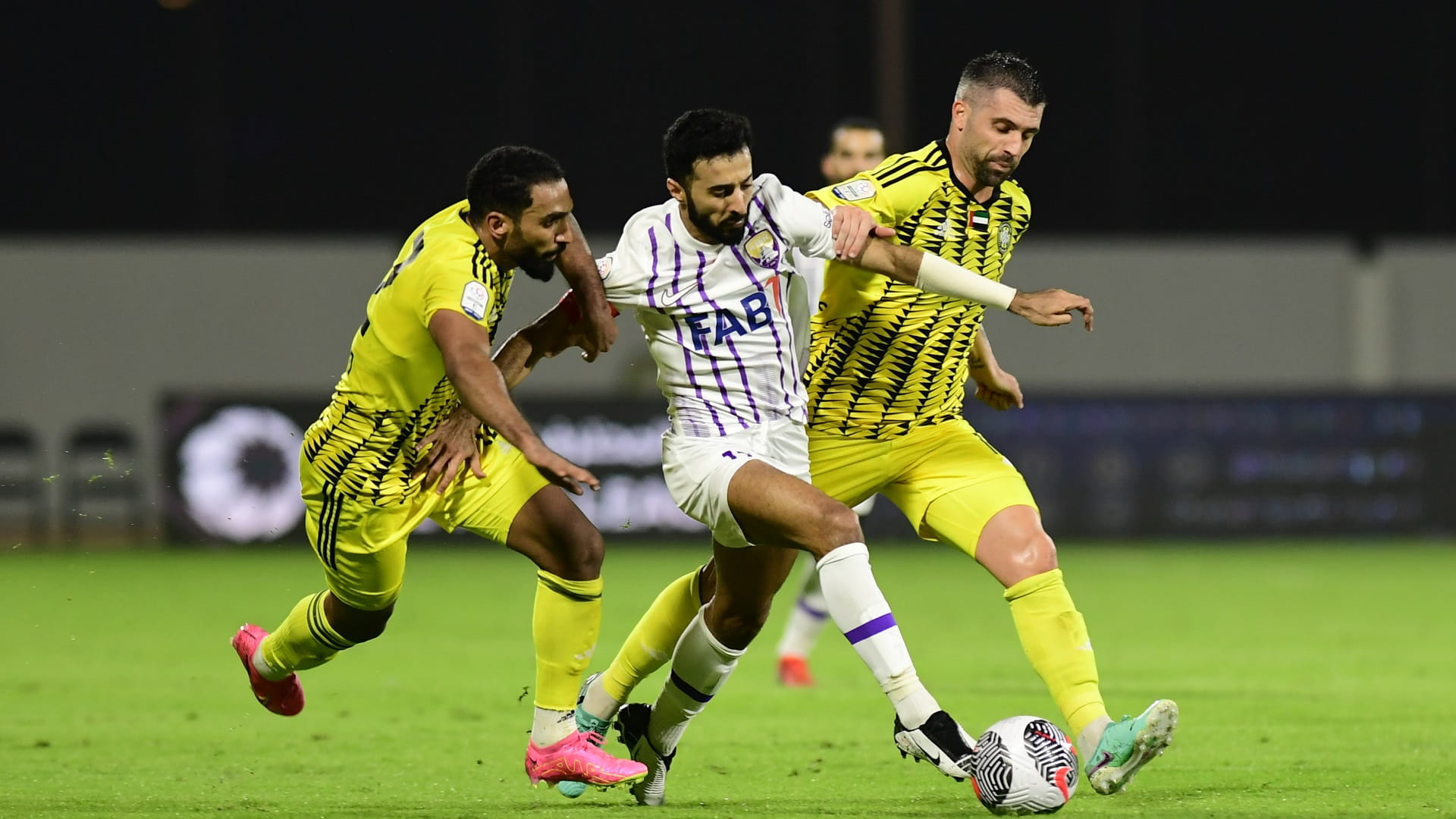 صورة بعنوان: التعادل الإيجابي يحسم لقاء اتحاد كلباء والعين بدوري أدنوك 