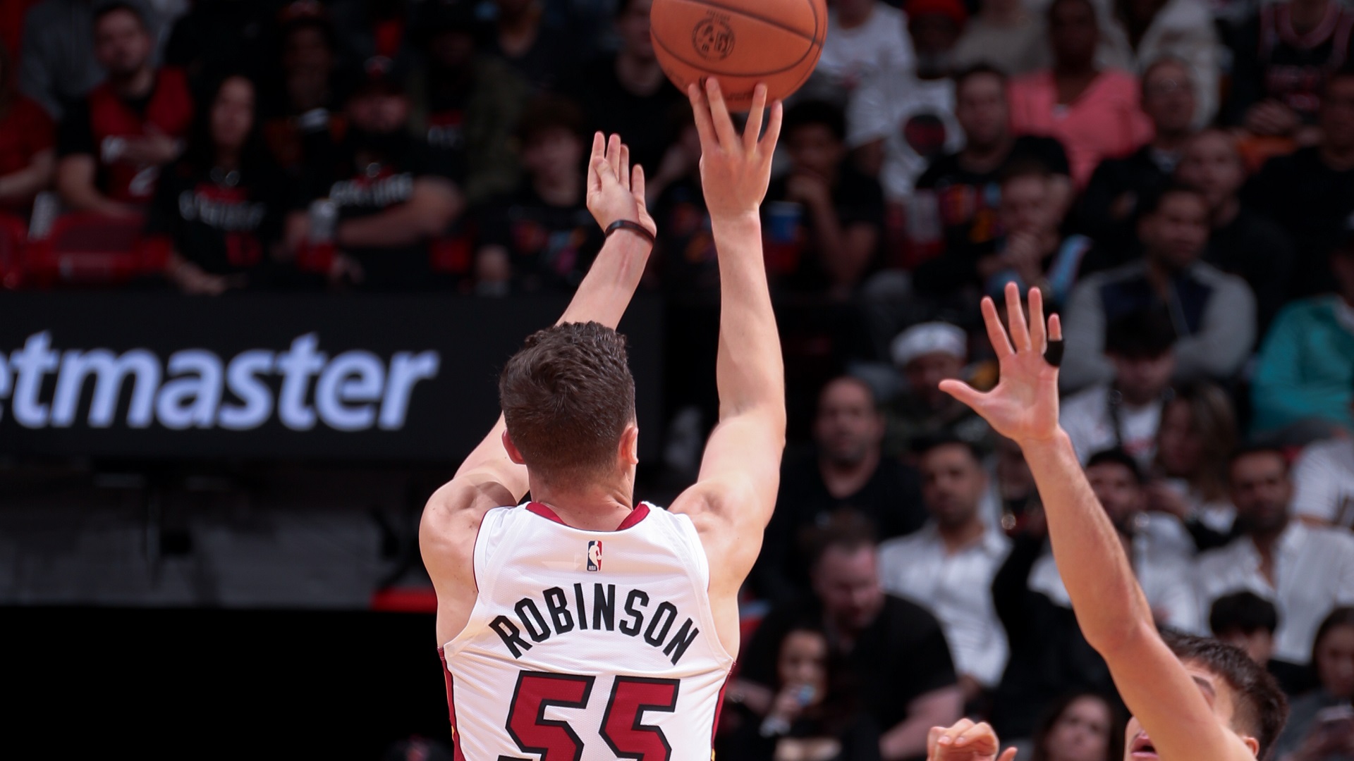 صورة بعنوان: ميامي هيت يتخطى هوكس في دوري كرة السلة الأميركي للمحترفين 