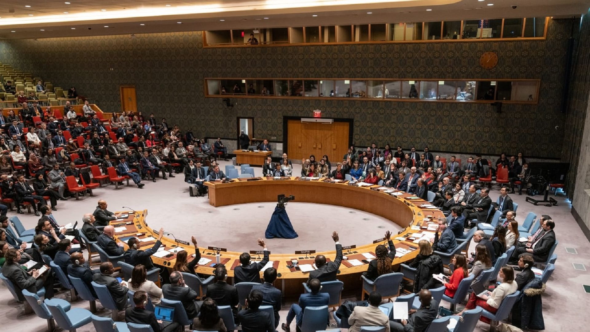 صورة بعنوان: مجلس الأمن يعتمد قراراً طرحته الإمارات لزيادة ورصد المساعدات لغزة 