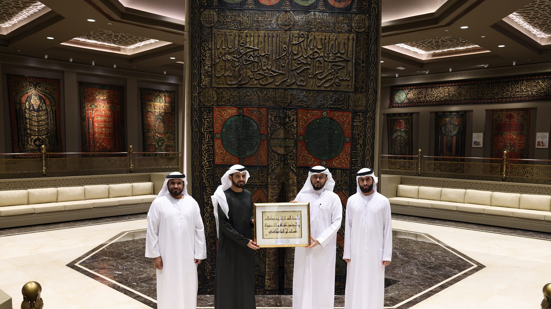 صورة بعنوان: مجمع القرآن بالشارقة يبحث التعاون مع "الشؤون الإسلامية والأوقاف" 