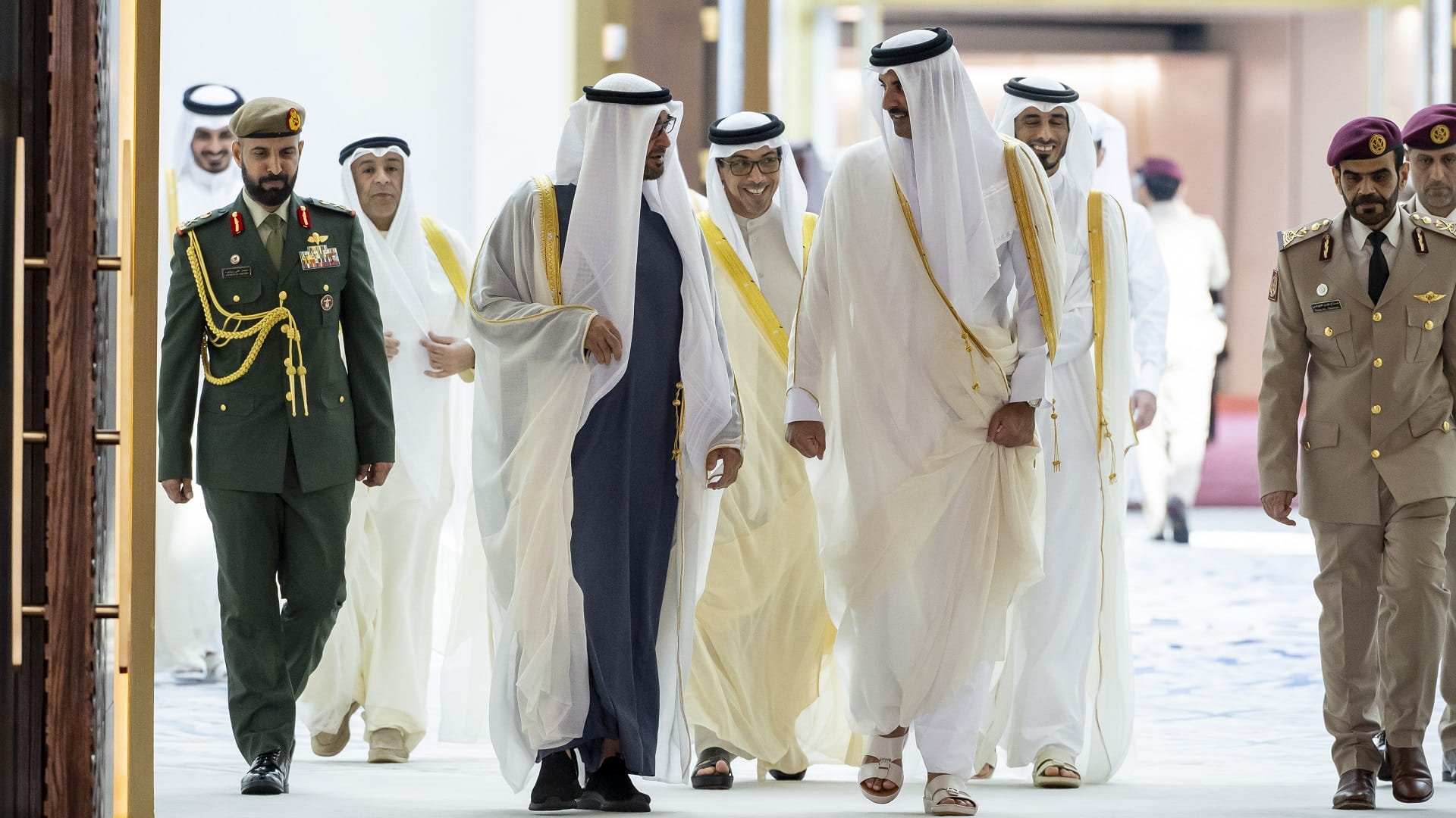 صورة بعنوان: رئيس الدولة يصل إلى الدوحة للمشاركة في القمة الخليجية الـ 44  