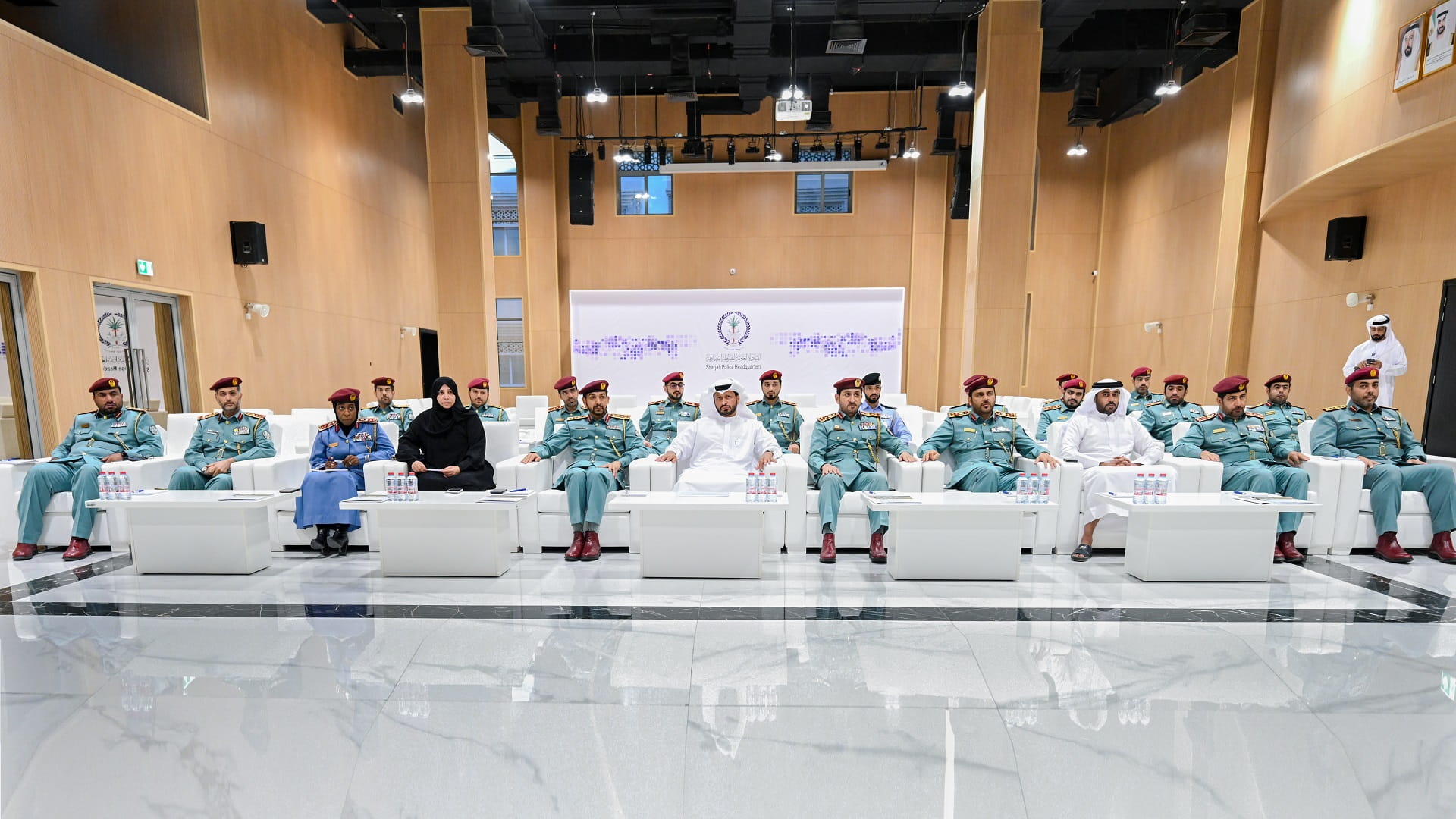 صورة بعنوان: شرطة الشارقة تناقش مخرجات حصاد سعادة المتعاملين لعام 2023 