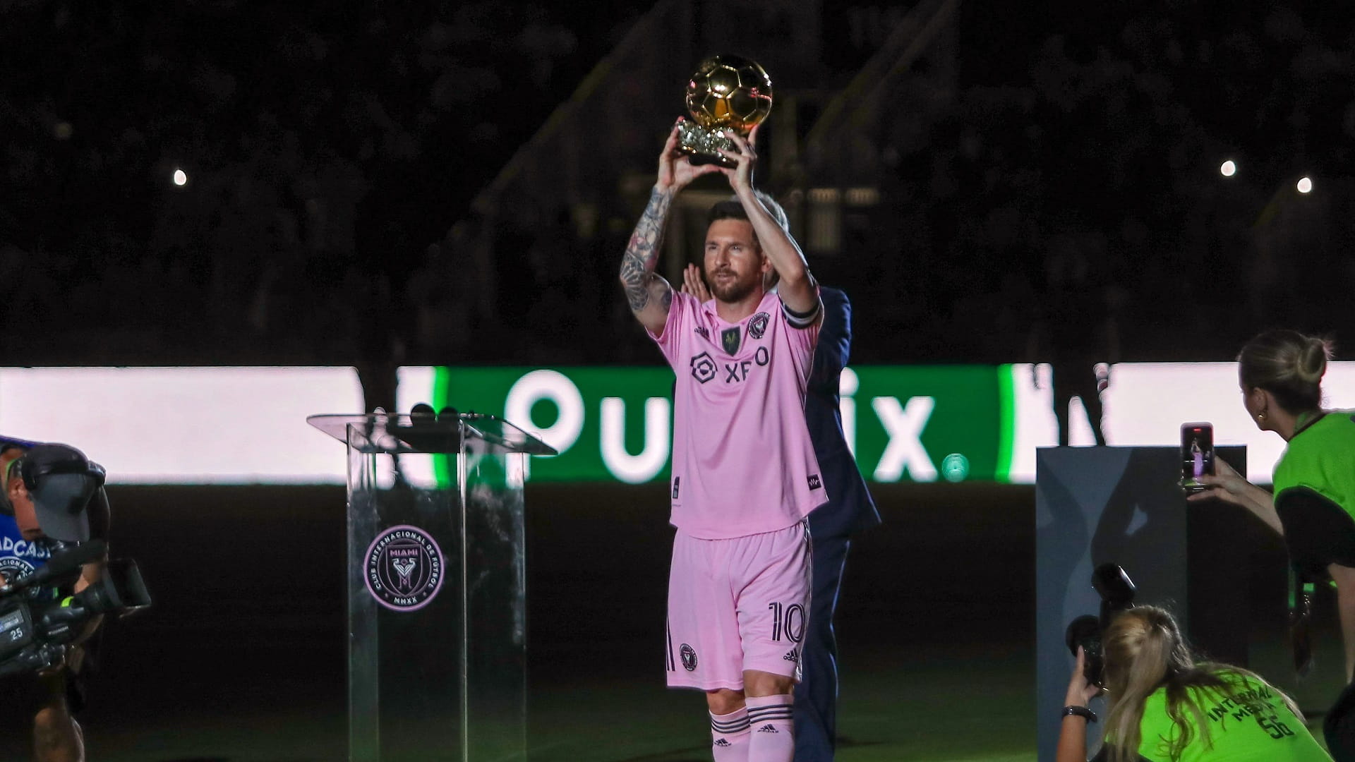 صورة بعنوان: عام الكرة الذهبية الثامنة ورقم قياسي جديد للنجم ليونيل ميسي 