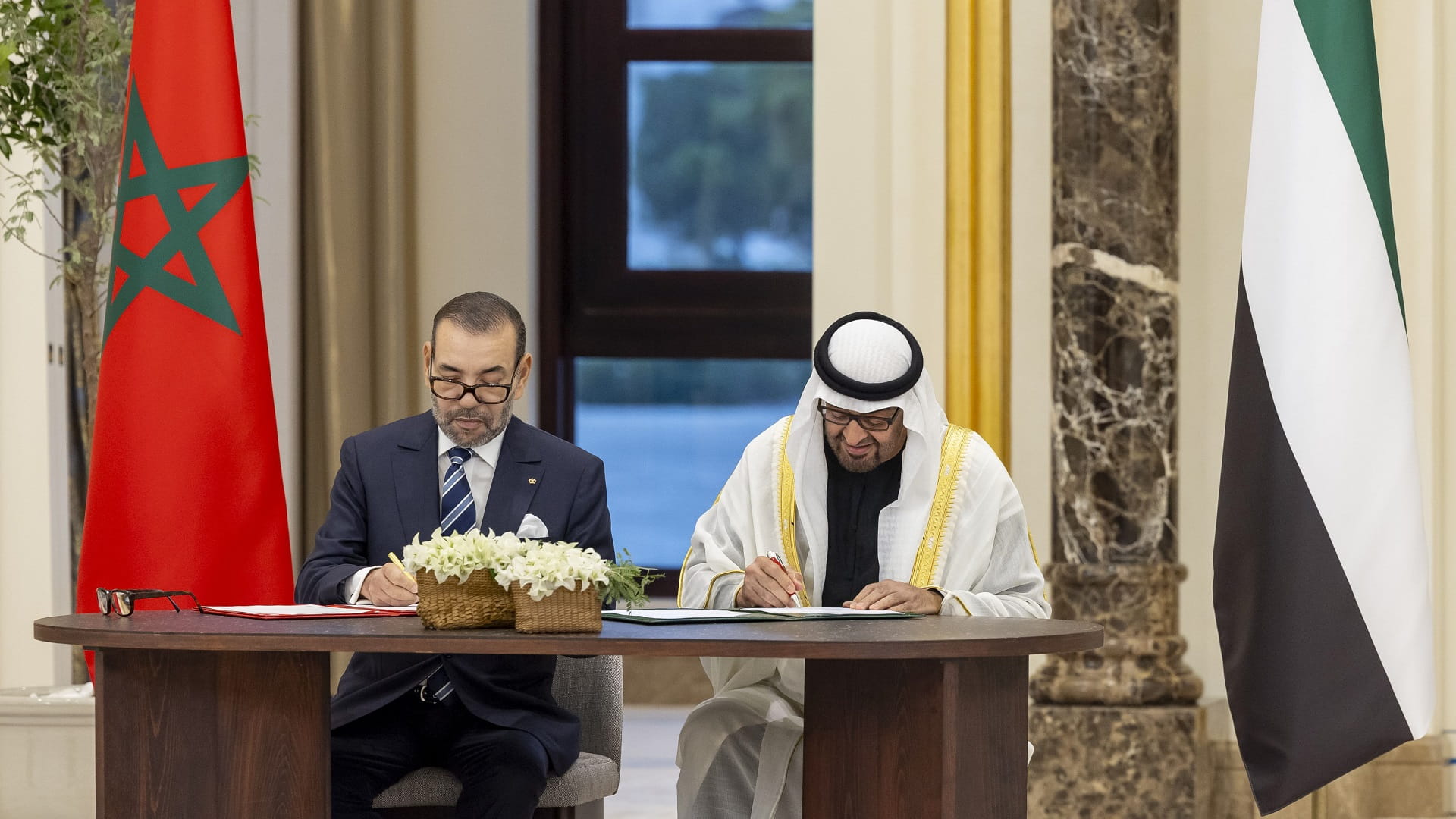 Image for the title: UAE Pres., King of Morocco sign declaration towards solid p'ship 