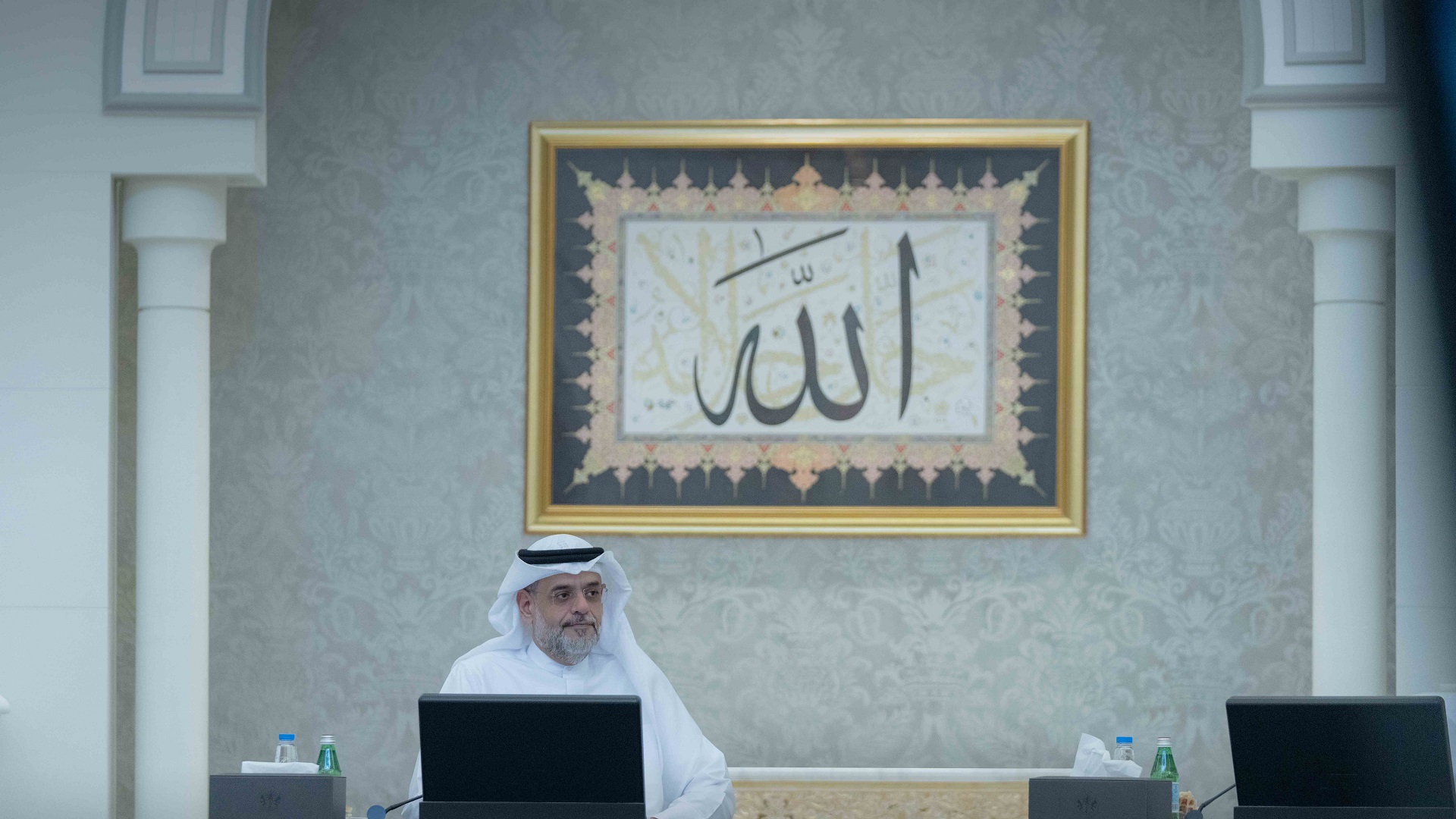 صورة بعنوان: "تنفيذي الشارقة" يعتمد تجديد وثيقة التأمين الصحي لموظفي الحكومة 