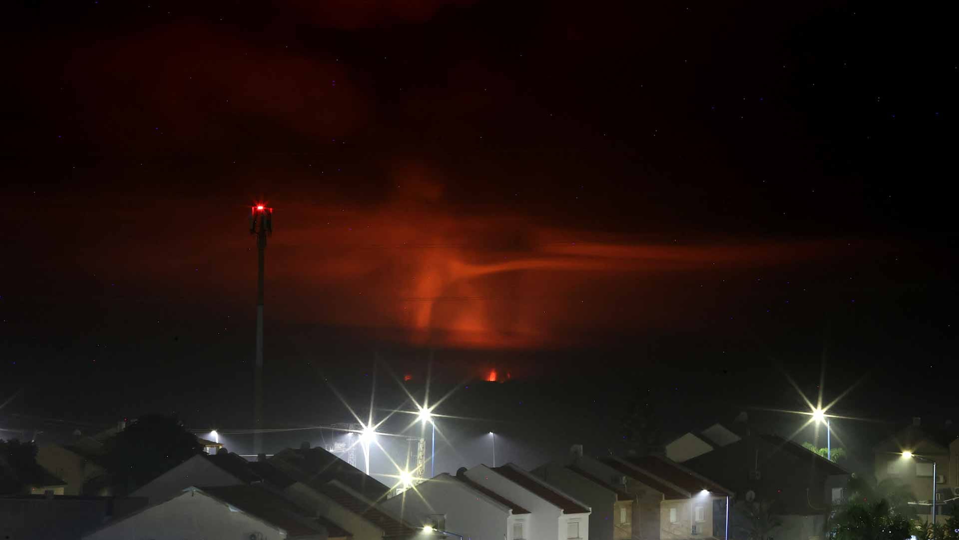 Image for the title: Israeli troops battle Hamas militants in southern Gaza 