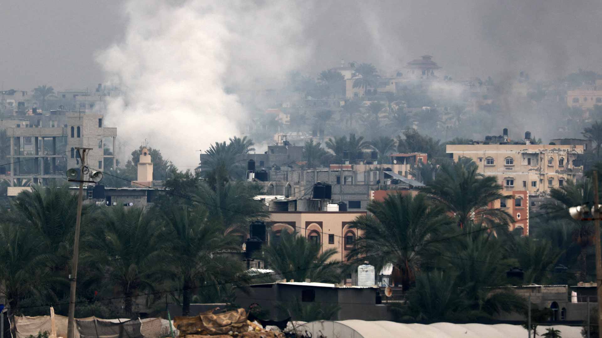 Image for the title: Israeli army surround Gaza's largest metropolis in the south 