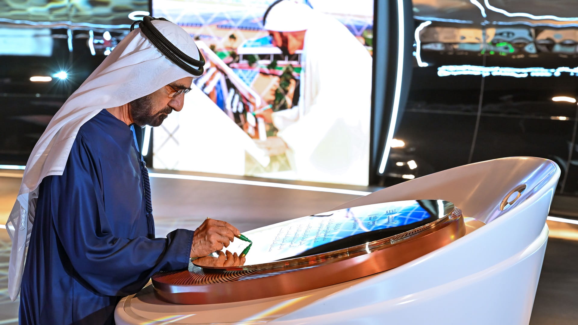 Image for the title: Mohammed bin Rashid inaugurates world's largest CSP project 