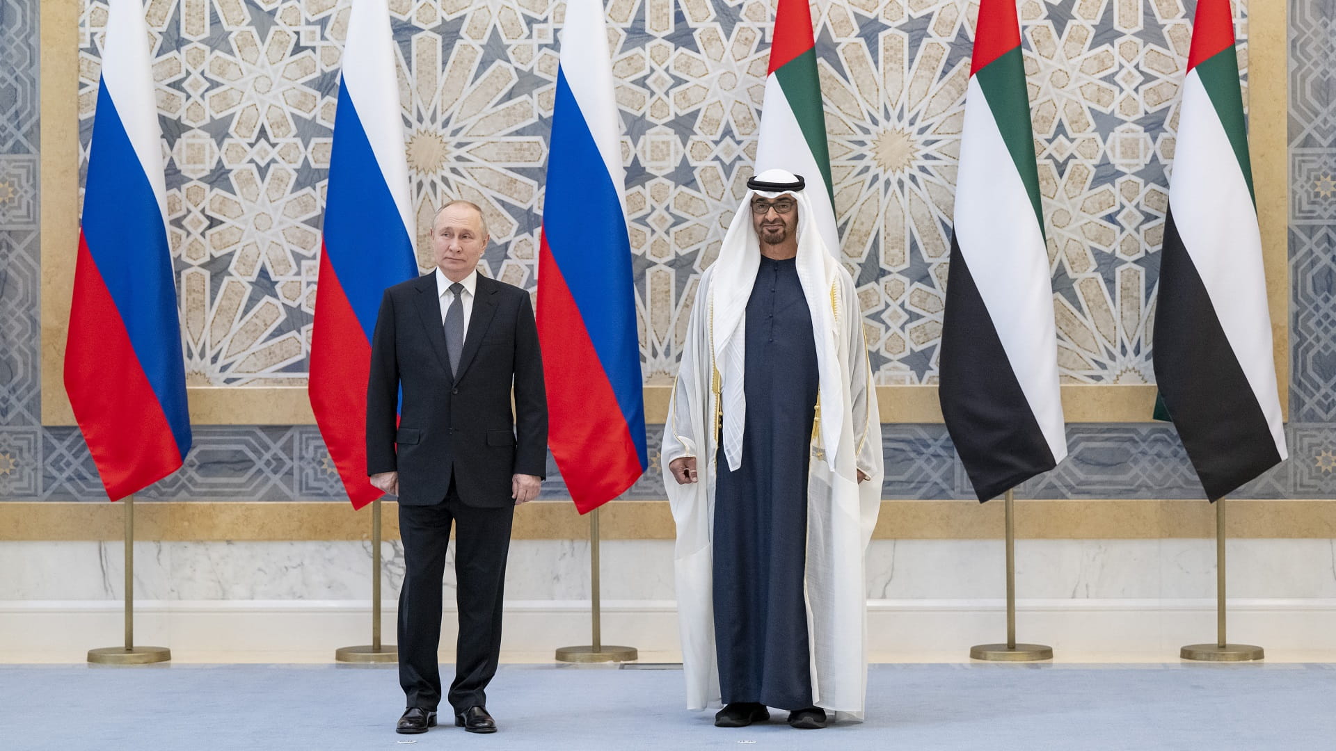 صورة بعنوان: رئيس الدولة يستقبل الرئيس الروسي في قصر الوطن 