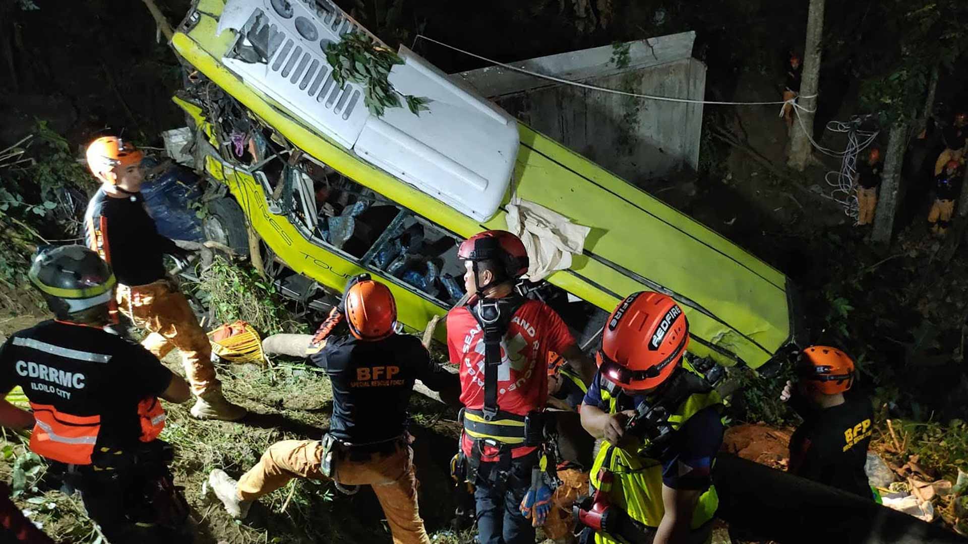 صورة بعنوان: في حادث مروع..حافلة تسقط من أعلى جبل بالفلبين فتقتل 17 وتجرح 11  