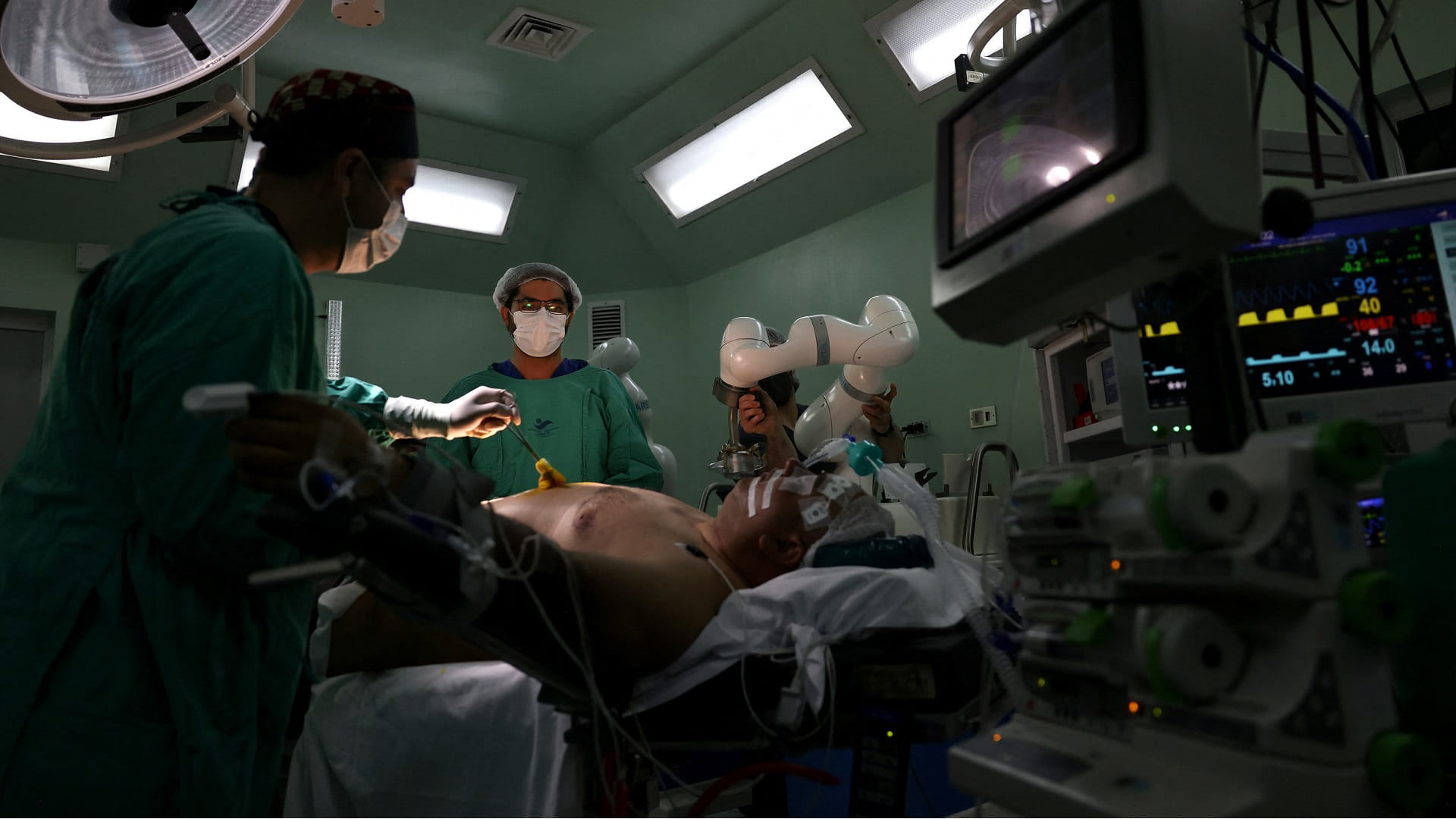 Image for the title: Magnetic surgical robot makes int’l debut in Chile hospital 
