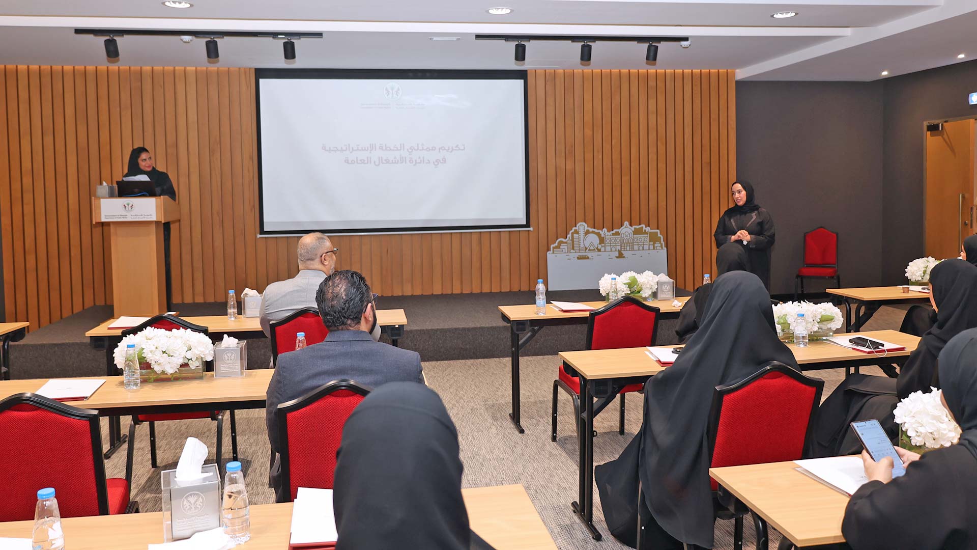 صورة بعنوان: "أشغال الشارقة" تكرم أعضاء الخطة الاستراتيجية في ملتقاها الأول  