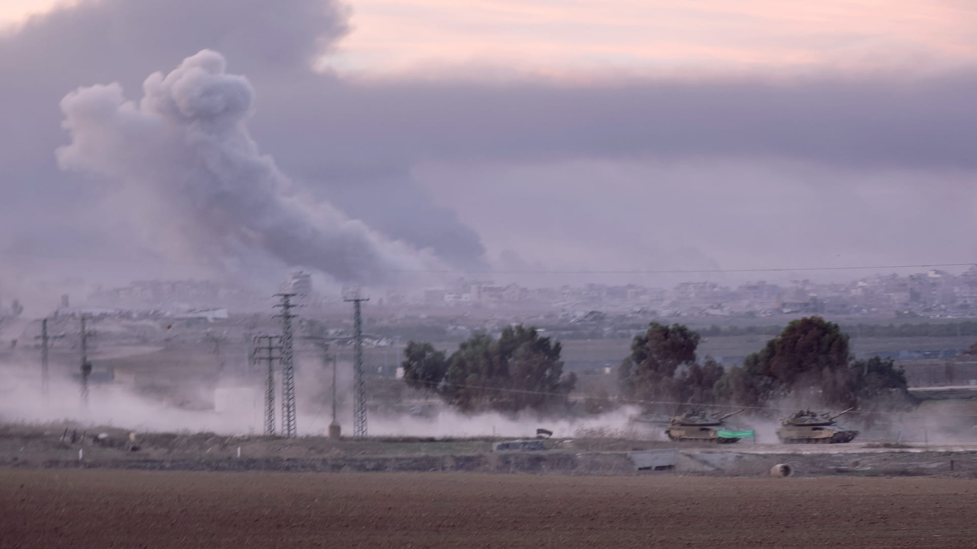 صورة بعنوان: غزة تشهد معارك عنيفة و"حماس" ترفض الإفراج عن رهائن من دون تفاوض 